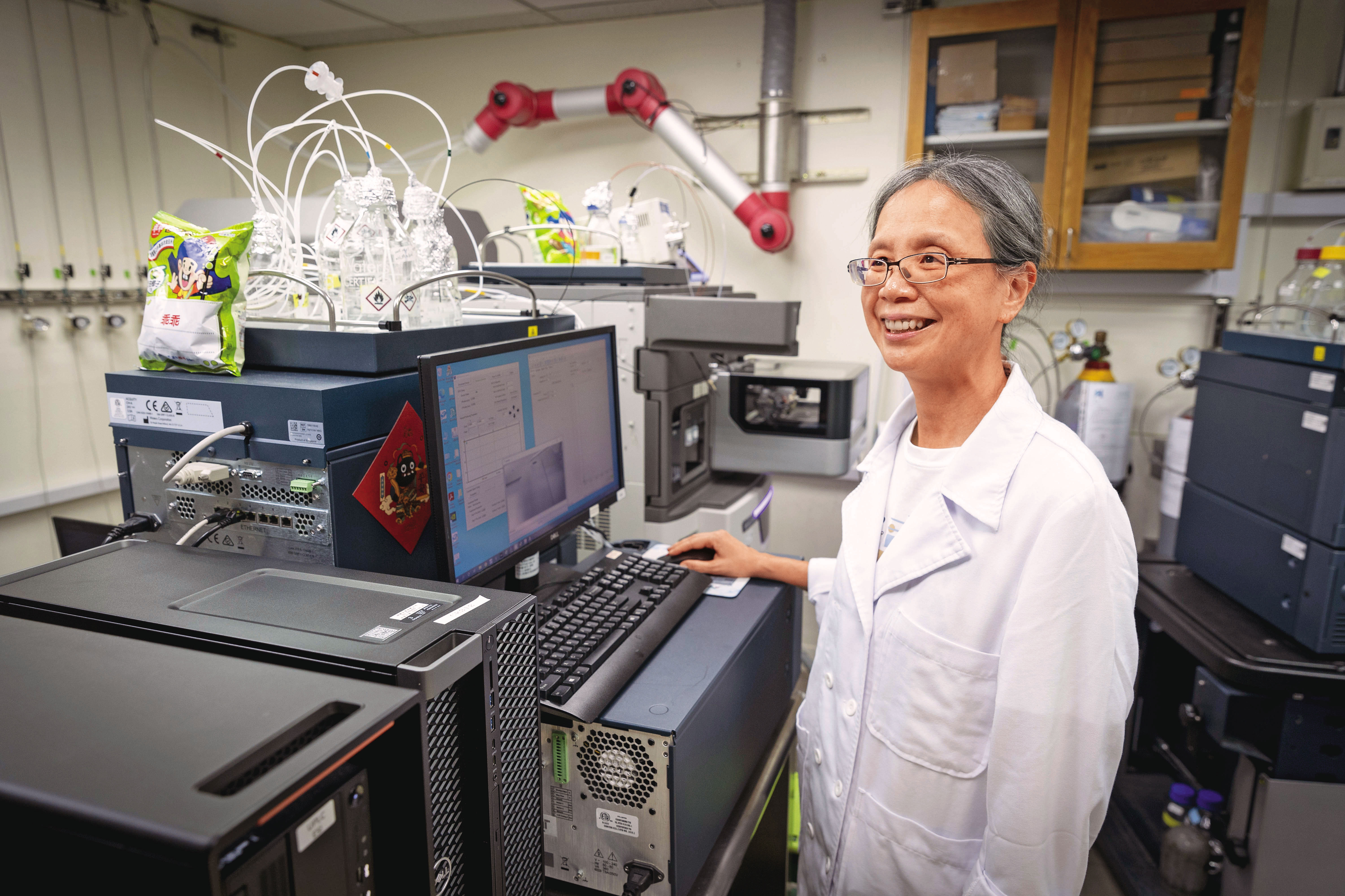 翁德怡在台大開設的「國民法官必備之基礎鑑識科學」通識課很熱門，修課人數上限為130人，竟吸引2450名學生搶登記。