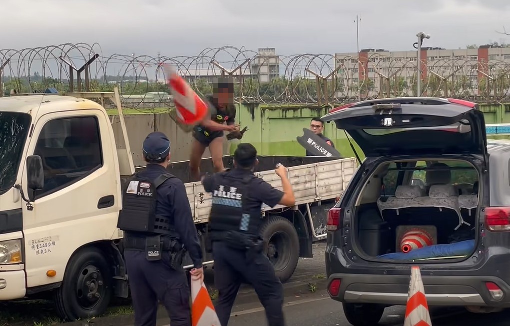花蓮縣新城鄉今晨發生持刀搶案,犯案移工遭多名警方圍捕,一度僵持對峙。(翻攝畫面)