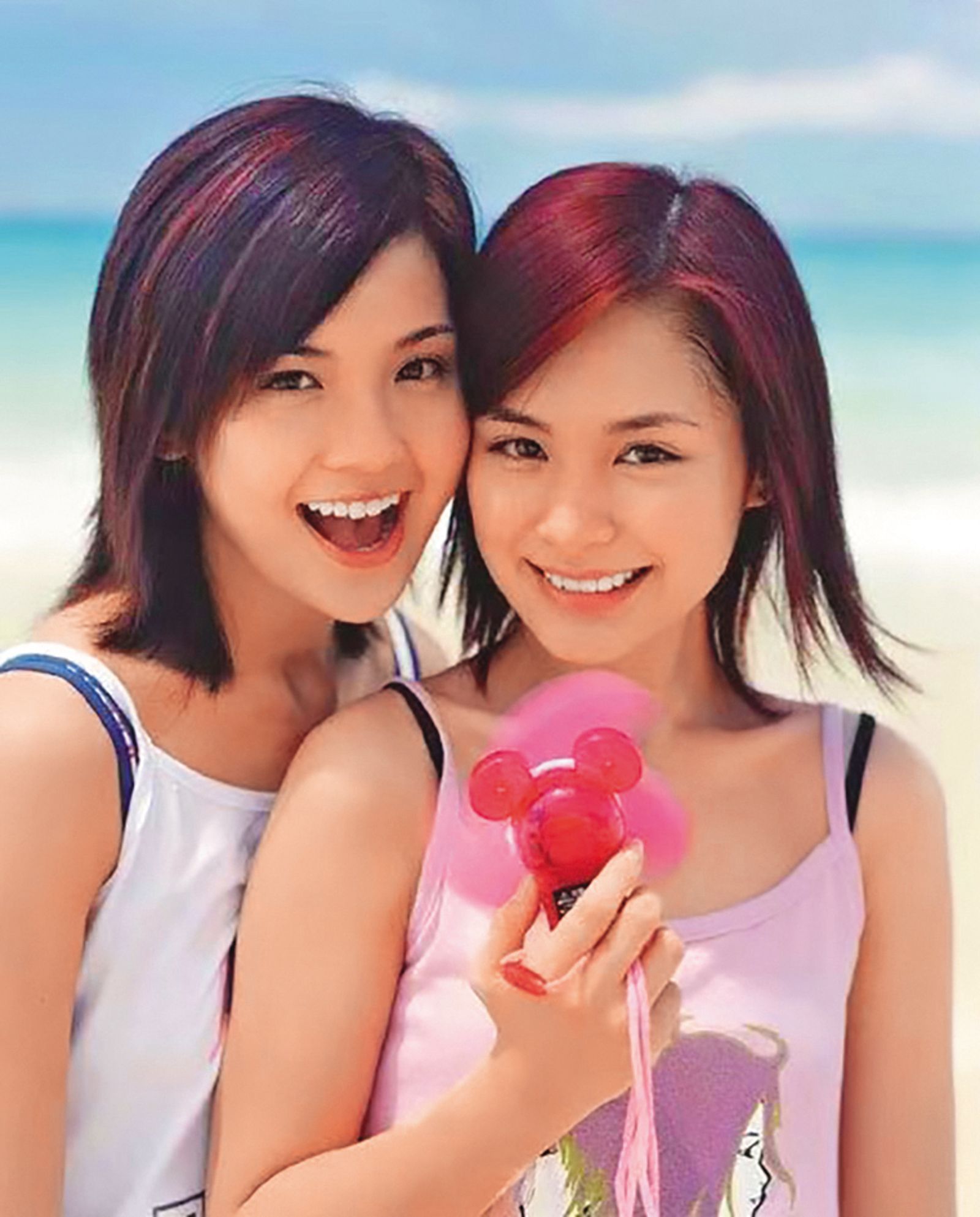 阿嬌（右）與阿Sa（左）合組的「Twins」，剛出道時青春無敵，吸引無數男女老幼，說是現象級的偶像也不為過。（翻攝自優酷）