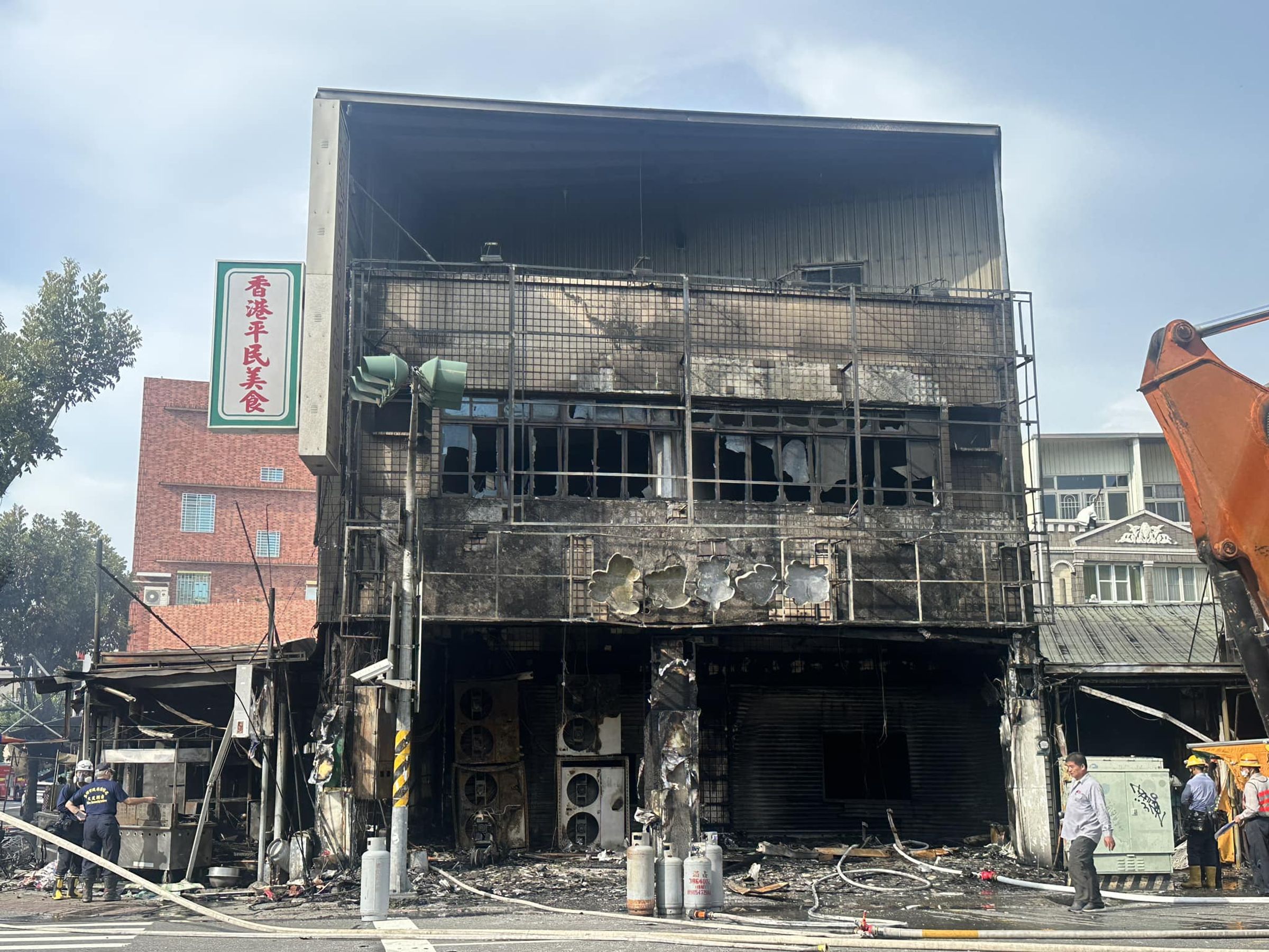 瓊姐車仔麵店面被燒成焦黑。（翻攝瓊姐車仔麵老闆娘threads）