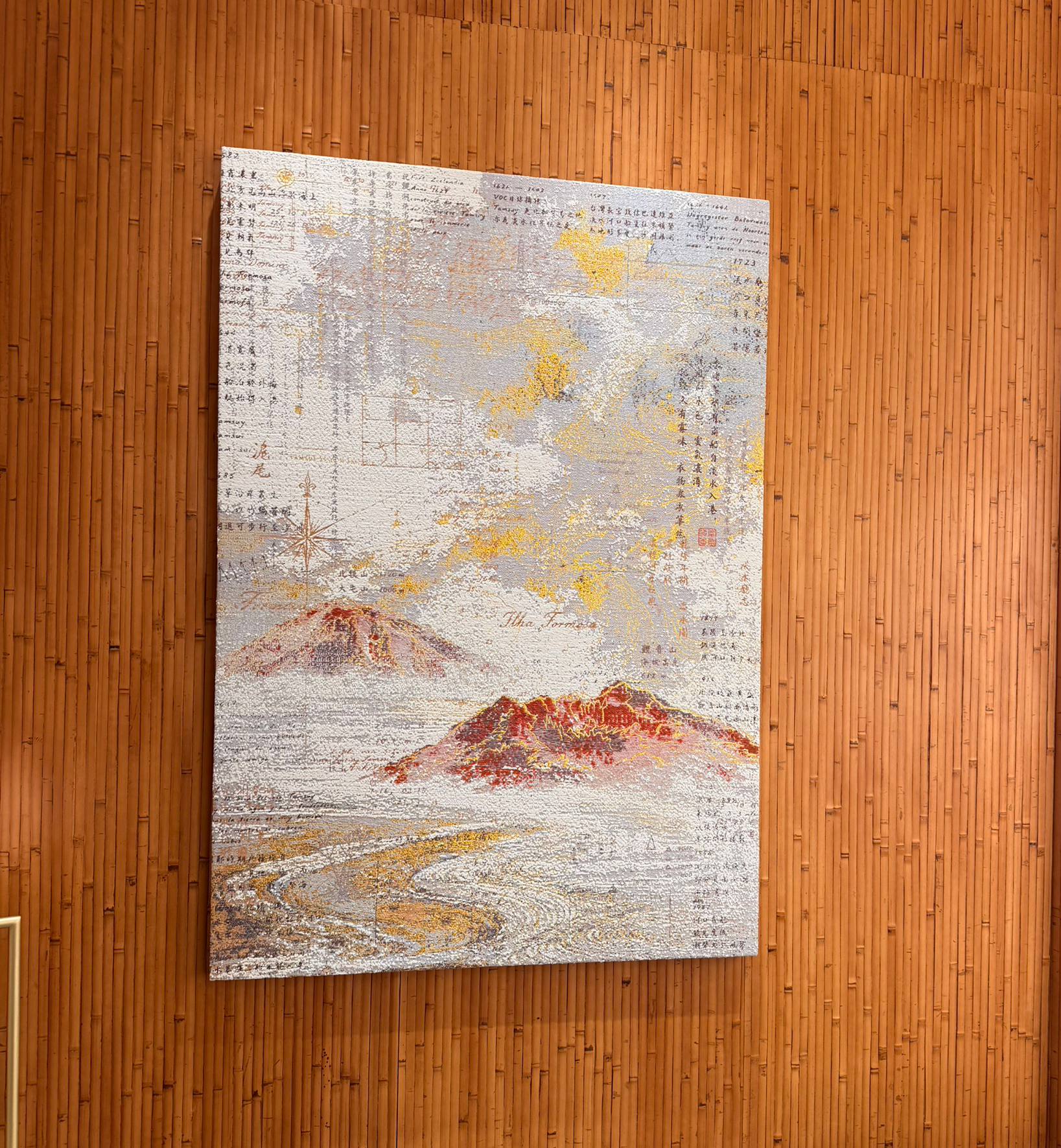 台灣竹編藝術家、「考工記工作室」主理人范承宗將貴賓室區域的一處牆面以竹片呈現。上頭還掛有李偵綾創作的《島嶼地誌》。