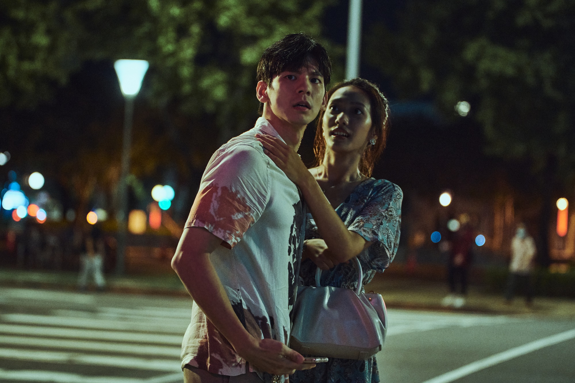 林柏宏（左）與新人黃珮琪（右）搭檔主演〈完美夜景〉故事駭人。（CATCHPLAY+提供）