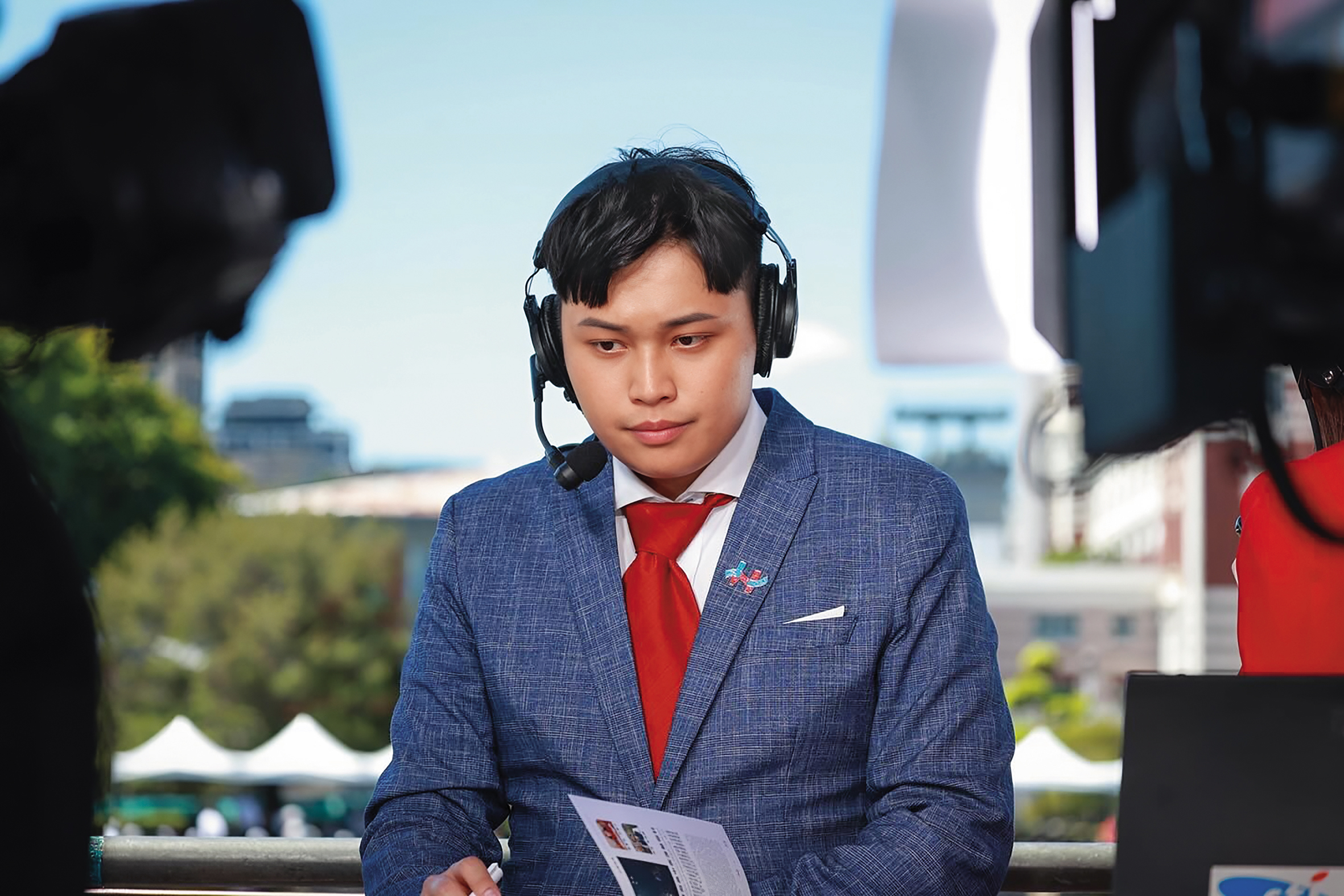 馬德緊迫盯人堵麥的採訪風格，頗受中國統戰部讚賞。（翻攝林宸佑臉書）