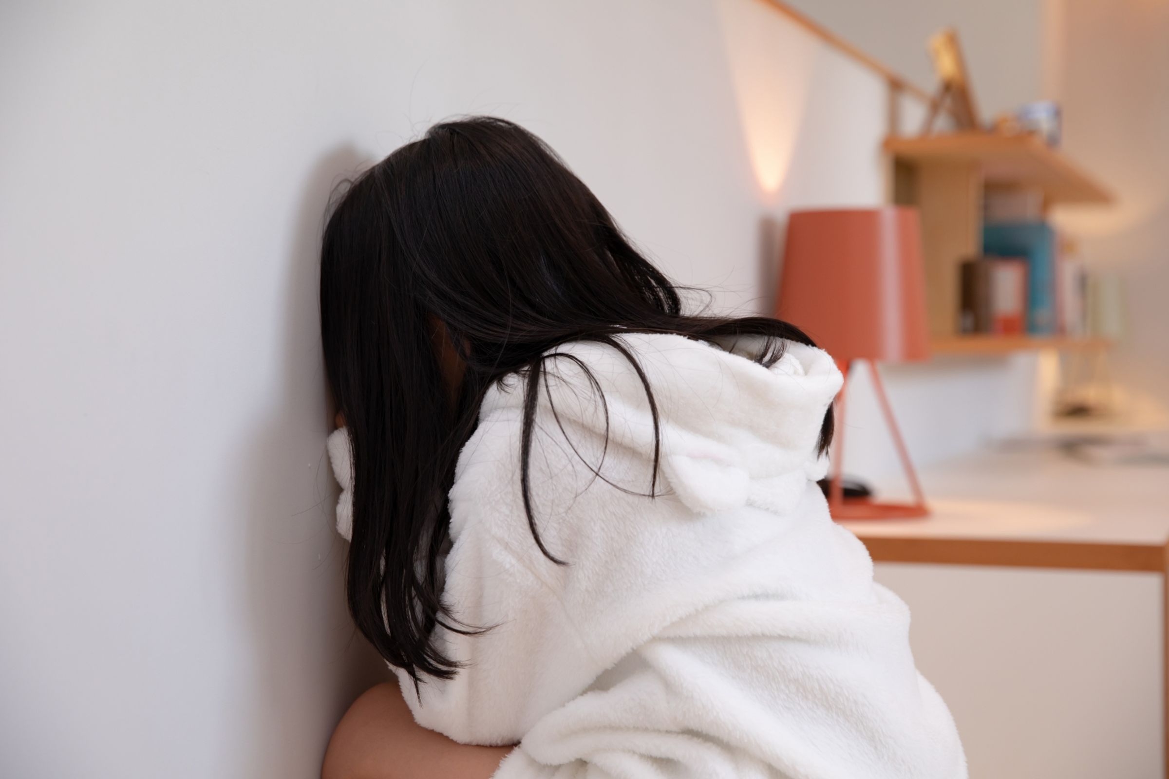 女童慘遭姨丈誘騙到臥室猥褻,事後還被逼噤聲。(示意圖,photoAC)