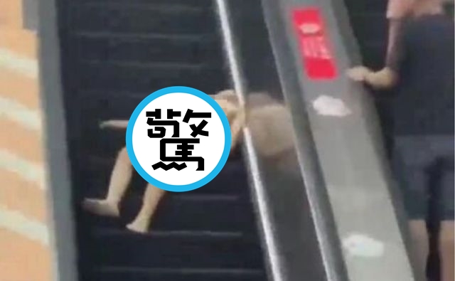 1名妙齡女子全身赤裸，從廣場狂奔至關閘出入境事務站出境入口。（翻攝畫面）