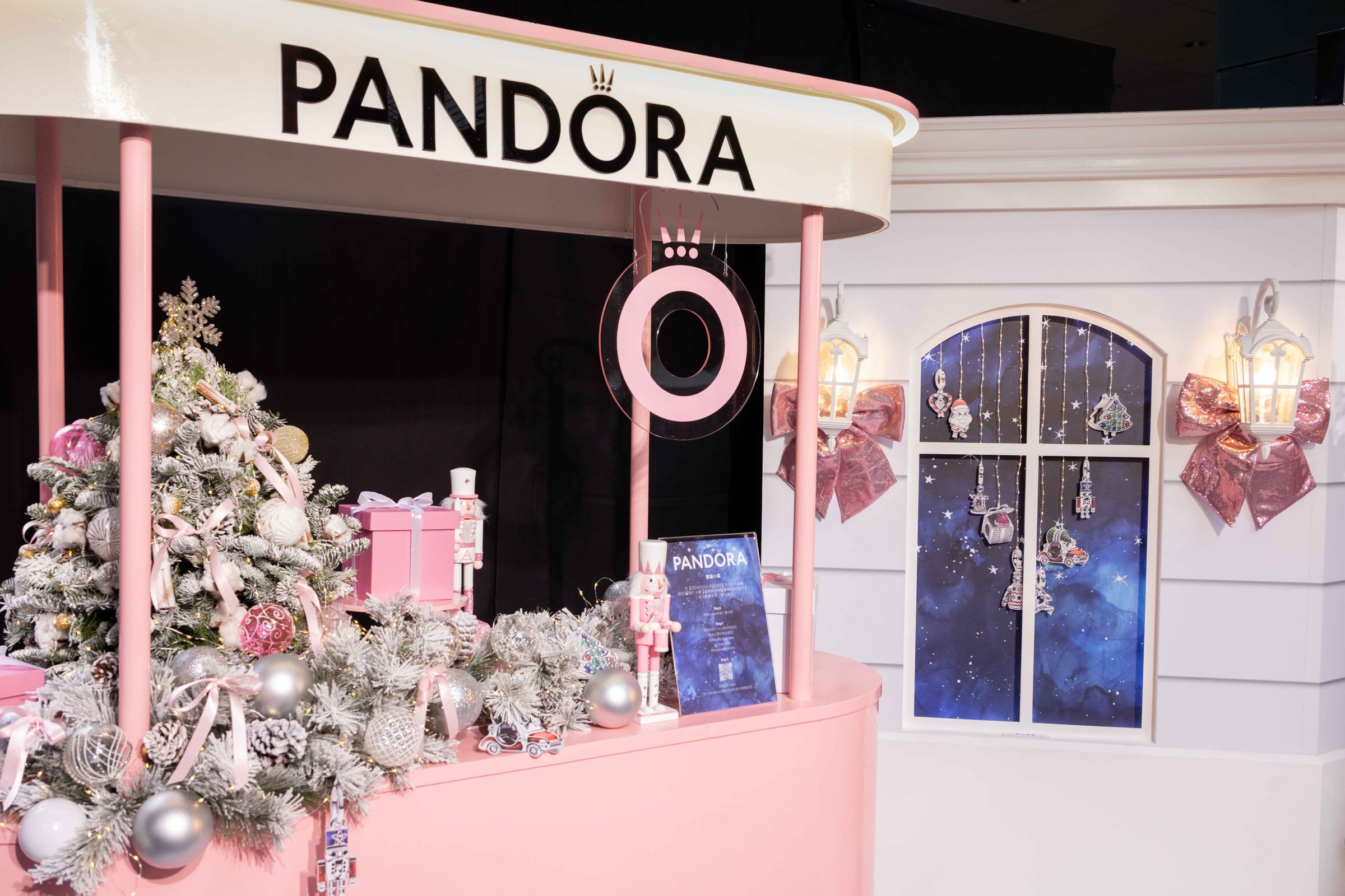 PANDORA耶誕小屋將「幸福的拆禮時刻」做為設計靈感,展現BE LOVE的品牌精神。(PANDORA提供)