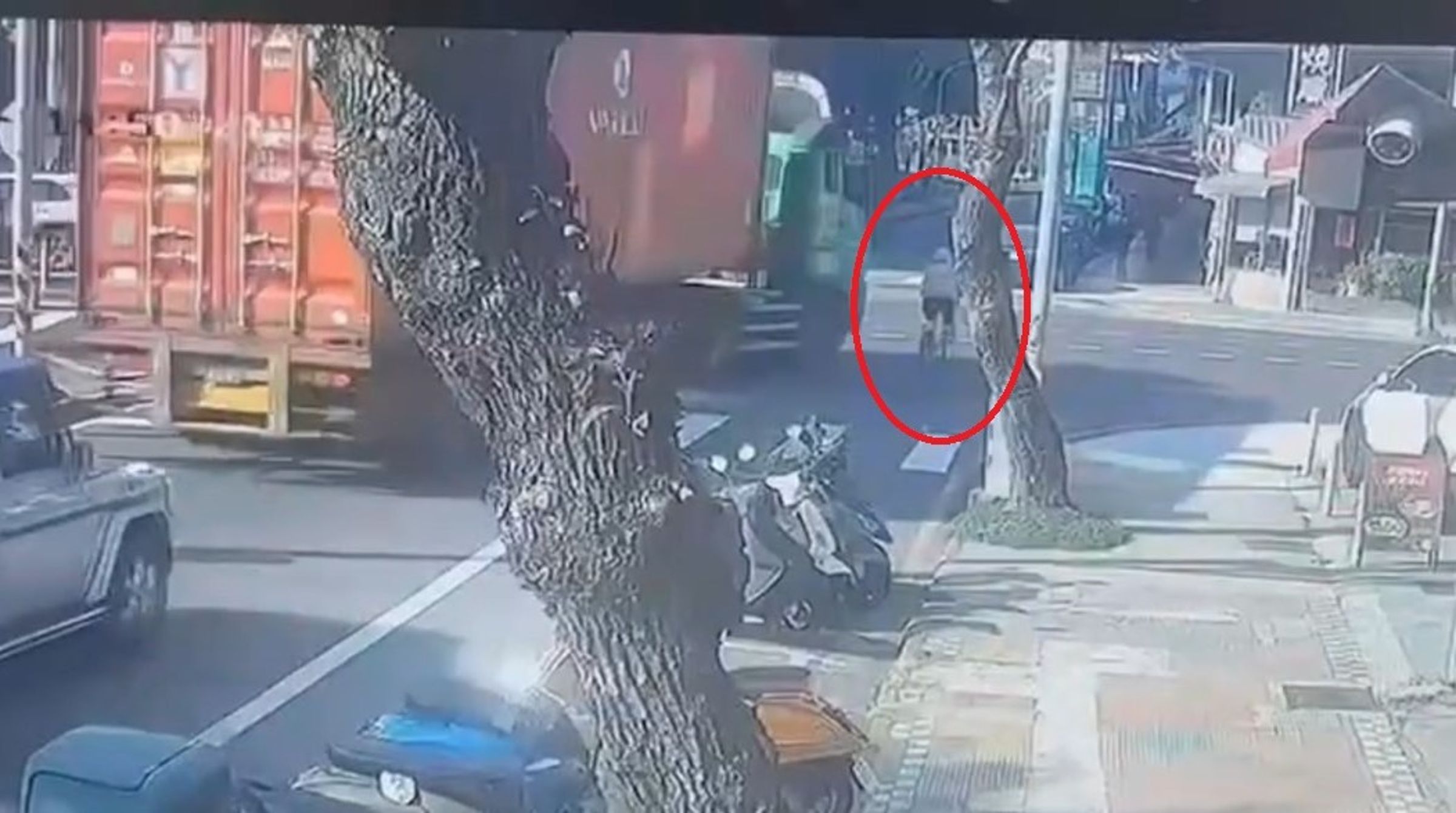 28歲越南籍空姐(紅圈)騎乘微笑單車行經桃園蘆竹區時,遭同向右轉的貨櫃車輾斃。(翻攝畫面)