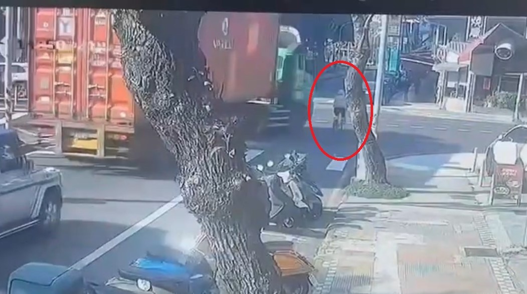 28歲越南籍空姐（紅圈）騎乘微笑單車行經桃園蘆竹區時，遭同向右轉的貨櫃車輾斃。（翻攝畫面）