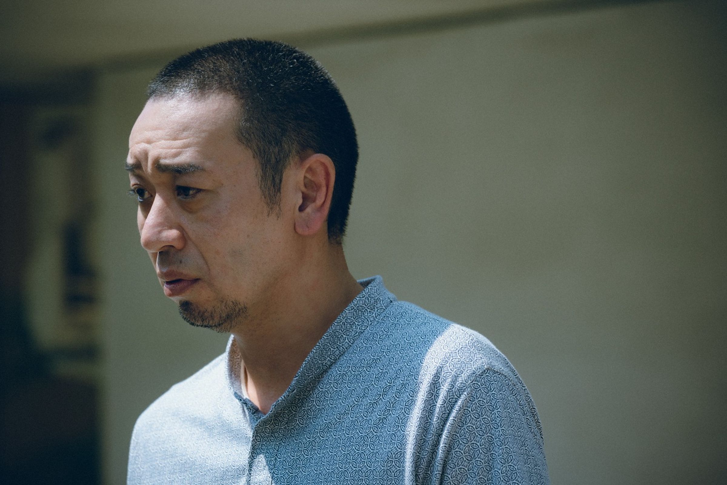 搞笑藝人大悟在片中飾演綾瀨遙的丈夫，組合很有「異樣感」。（車庫娛樂提供） 