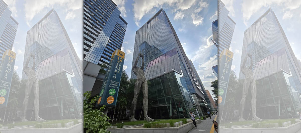 乙支路三街上的PINE AVENUE Tower，是新韓卡總部，公共空間前的雕塑是一座扛球姿勢的巨大「阿特拉斯（Atlas）」雕像。是附近最吸睛的商辦。