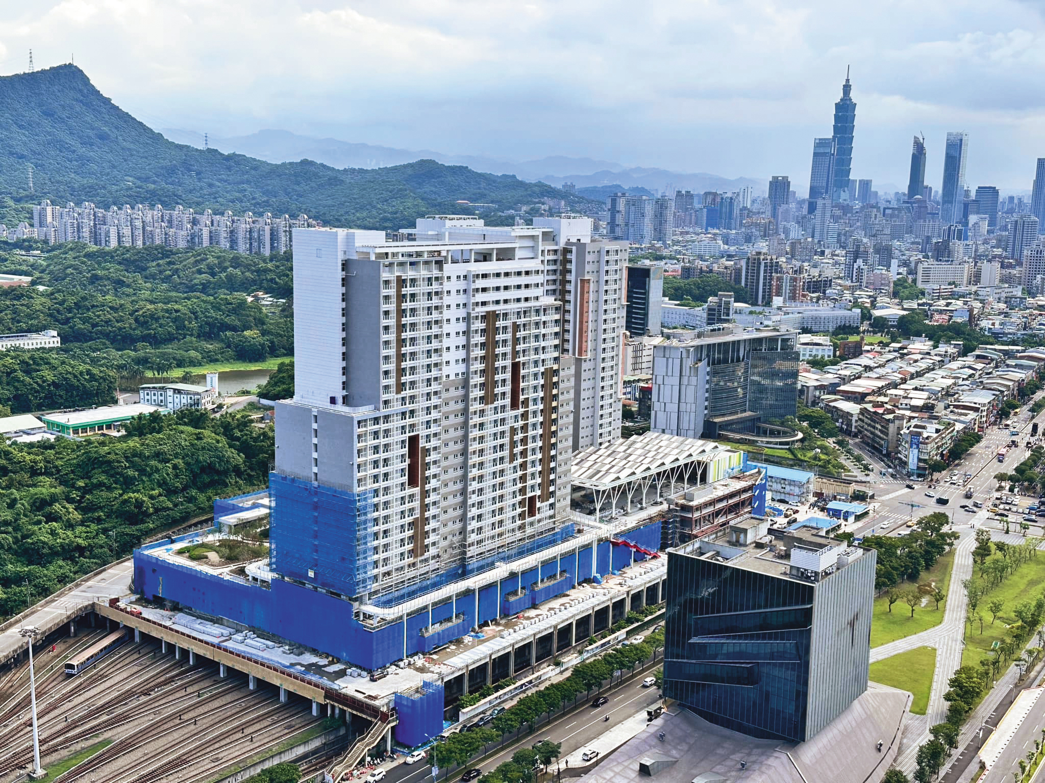 座落台北市南港區的南港機廠社會住宅,鄰近三鐵共構南港火車站,地段和機能一次到位。(翻攝台北市政府都市發展局臉書)
