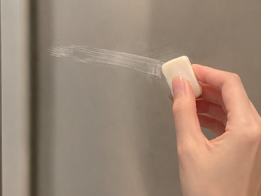 家事達人分享，一塊肥皂就可以簡單清潔浴室鏡子髒污。（翻攝臉書粉專「Sona Queen的生活筆記本」）