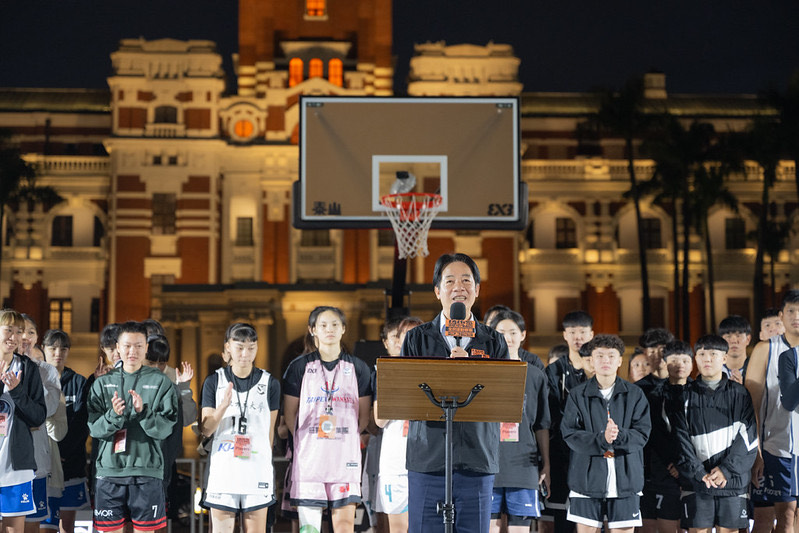 總統賴清德出席了總決賽開幕式,還上場開球。(翻攝自中華民國總統府)