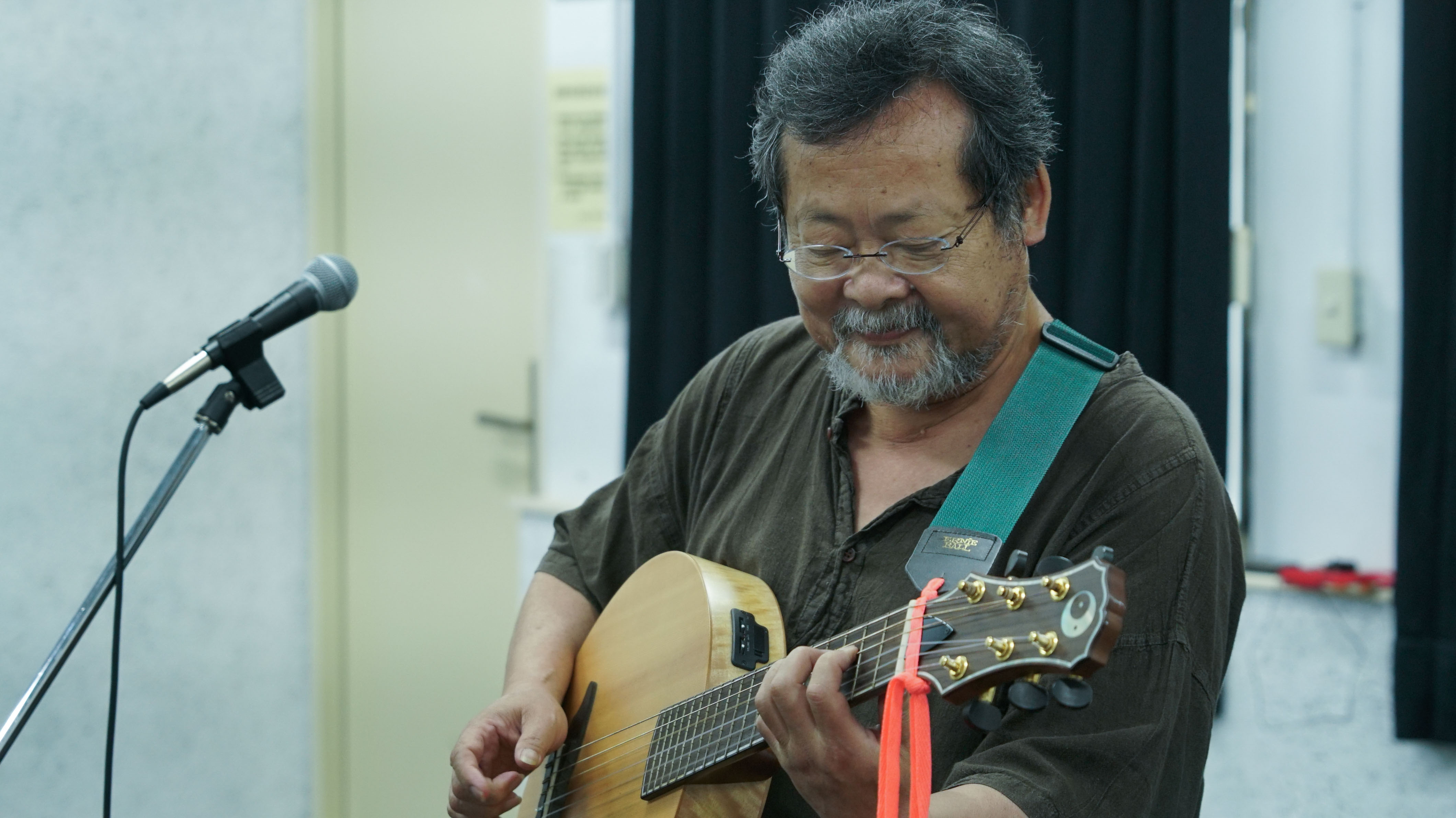 陳明章融合西方的音樂理論加上台灣本土文化，慢慢歸類出自己的音樂風格。（我們之間影像製作有限公司提供）