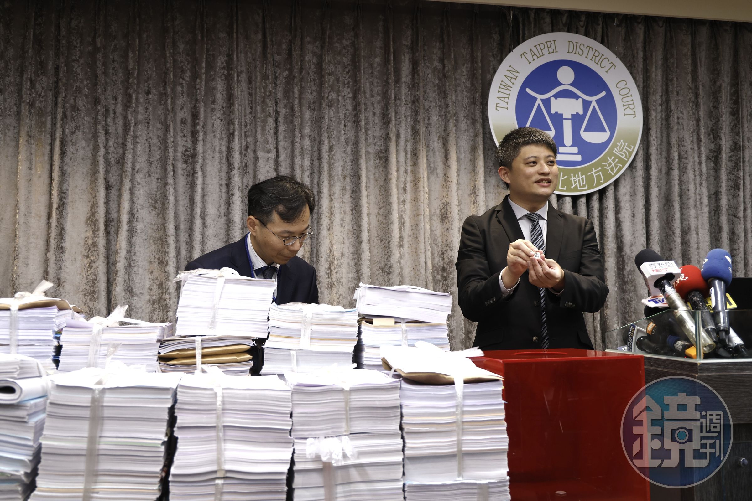 衛股承接案件,圖為起訴卷證與抽籤法官。