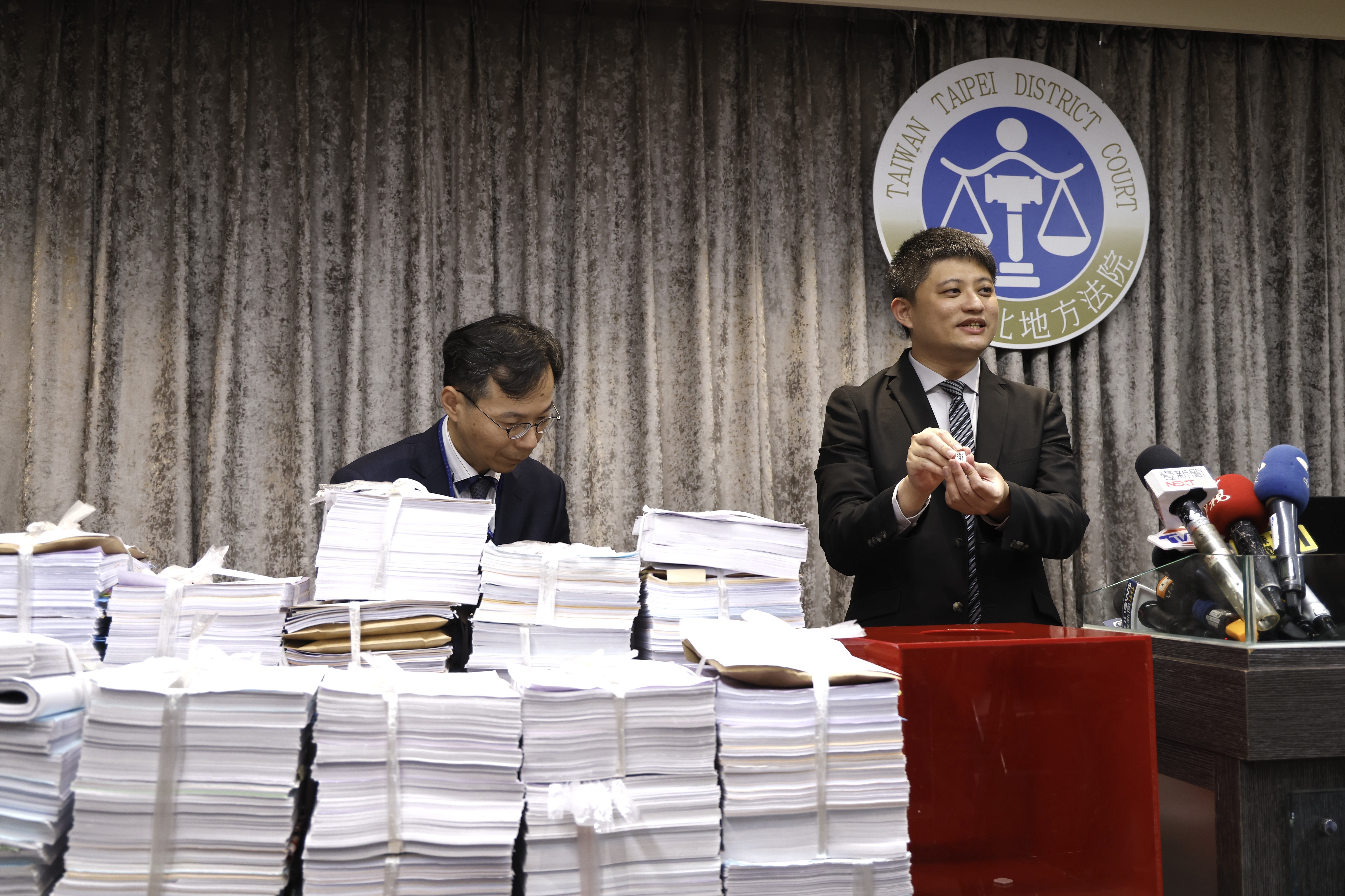 衛股承接案件，圖為起訴卷證與抽籤法官。