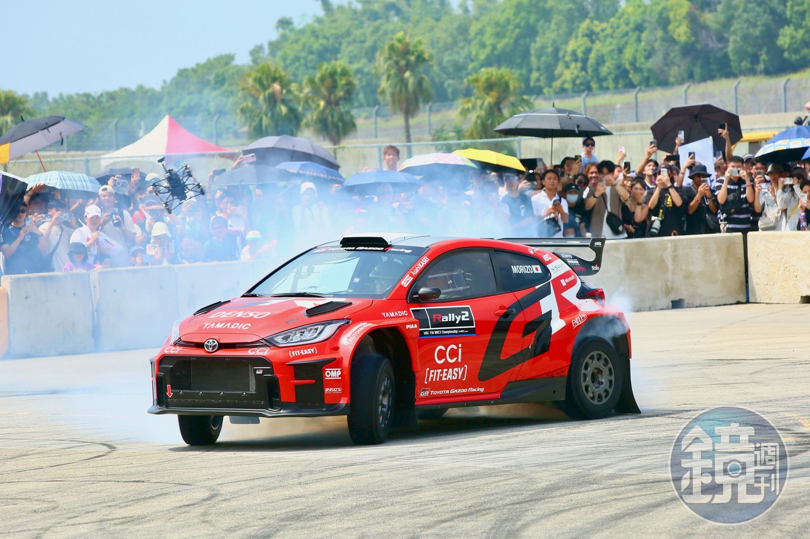 日本豐田集團（TOYOTA）會長豐田章男駕駛GR Yaris Rally 2上陣甩尾，坐在副駕駛座上的可正是和泰汽車董事長黃南光。