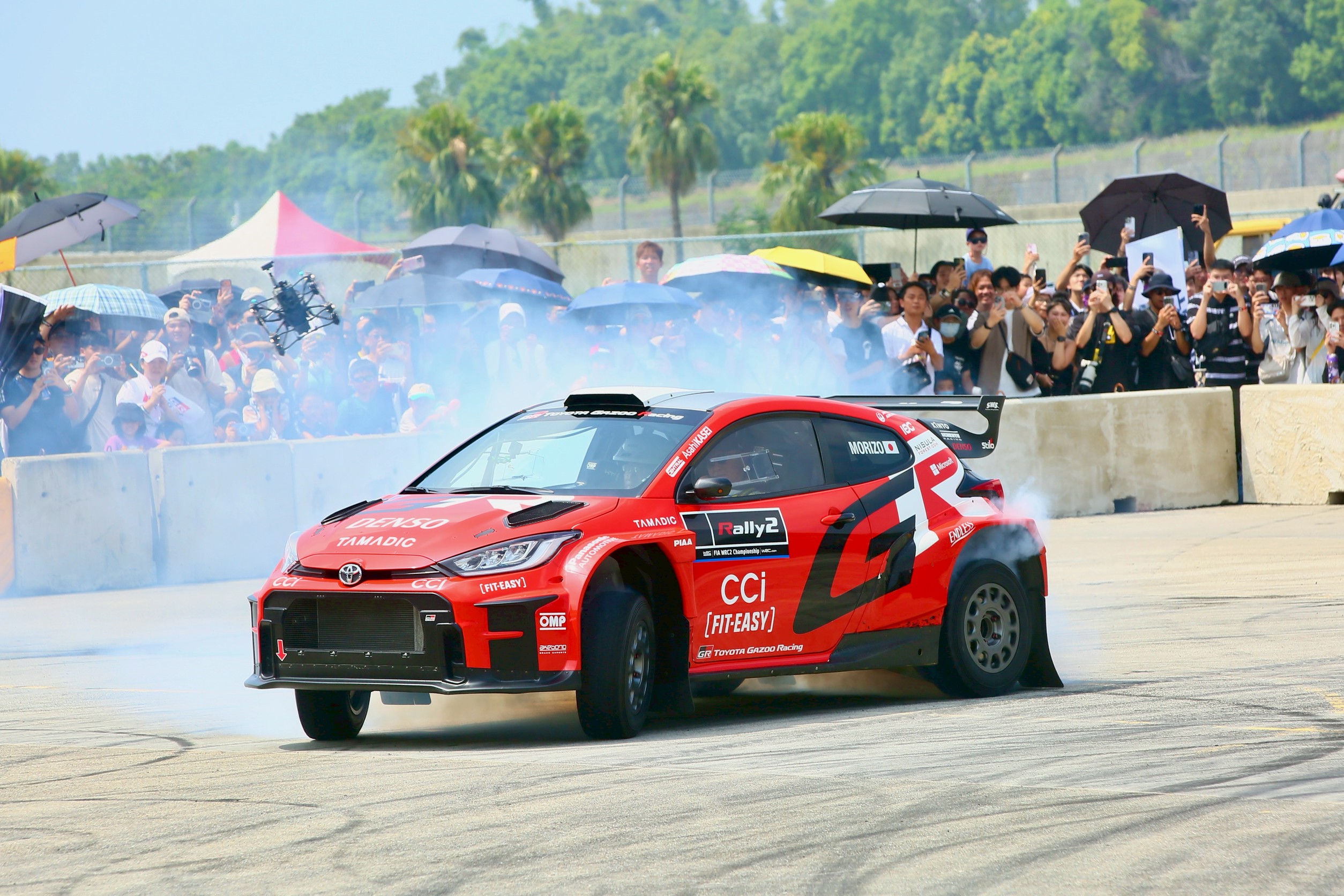 日本豐田集團（TOYOTA）會長豐田章男駕駛GR Yaris Rally 2上陣甩尾，坐在副駕駛座上的可正是和泰汽車董事長黃南光。