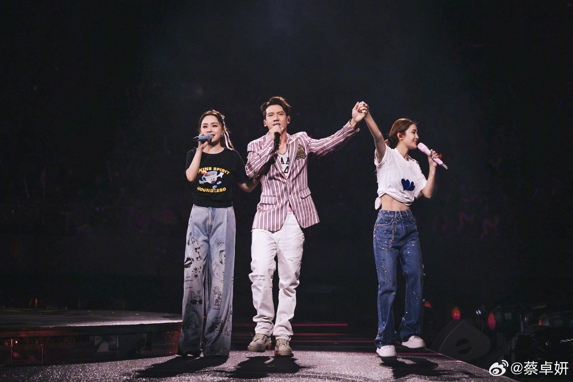 關智斌與師姐Twins相識超過20年，感情甚篤，故與蔡卓妍有「40歲沒結婚就嫁給他」的戲言。