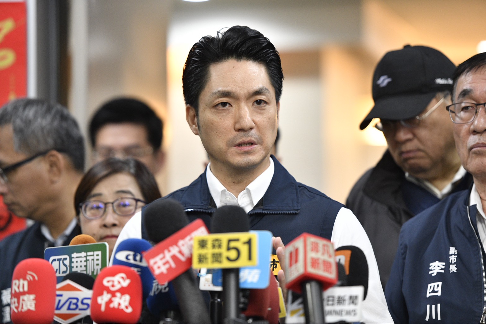 台北市蔣萬安今日指出，若一樓住戶違建占用公共空間、導致電梯工程受阻，市府將列入優先查報拆除名單。（鏡報李智為）