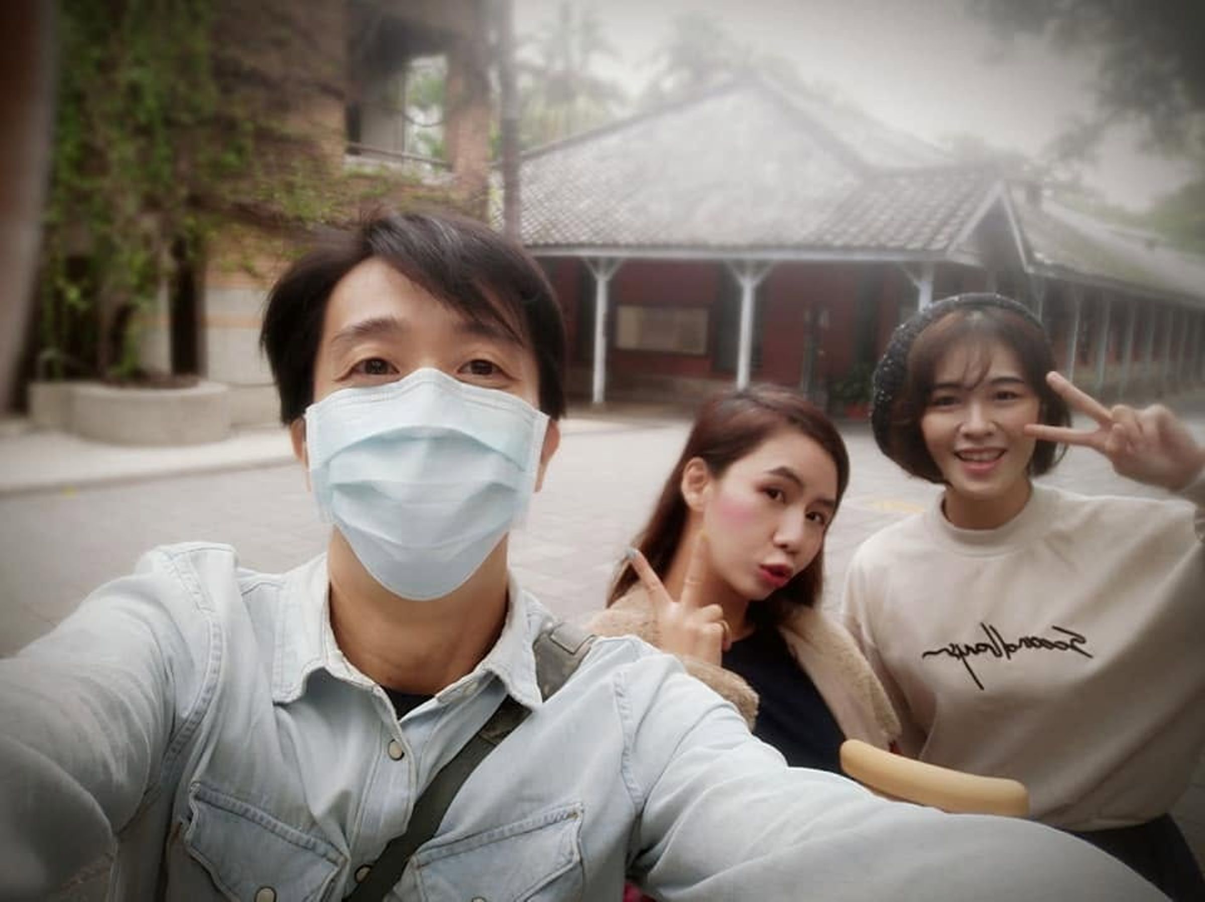 陳苡孋(中)和廖人傑(左)蔣瑋珊曾是好友。臉書