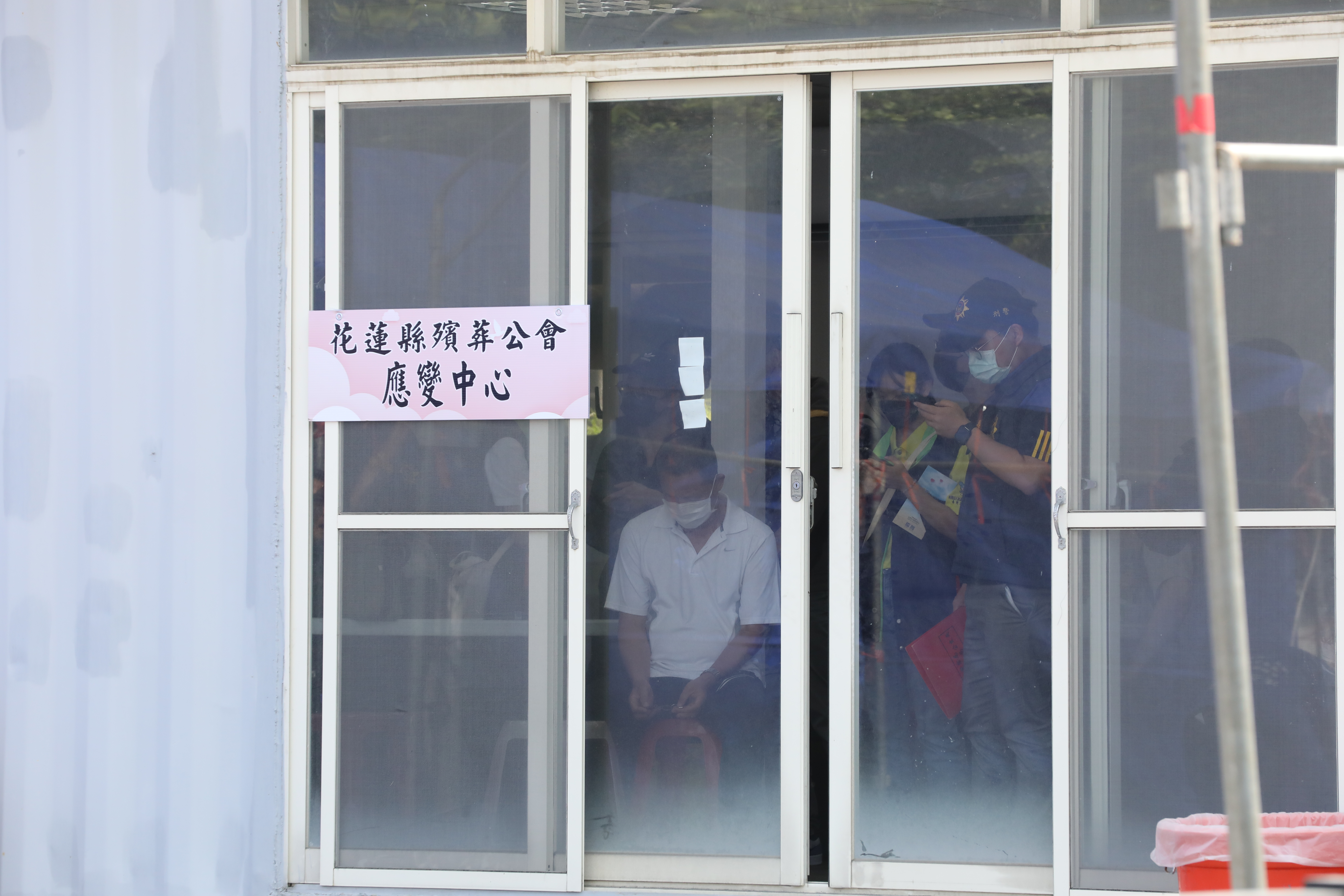 花蓮403地震帶走10多條寶貴生命，讓家屬留下難以磨滅的傷痛，賑災基金會表示將提高賑助金額，給遺屬多一點支持。（圖為天王星大樓罹難者康老師的家屬）