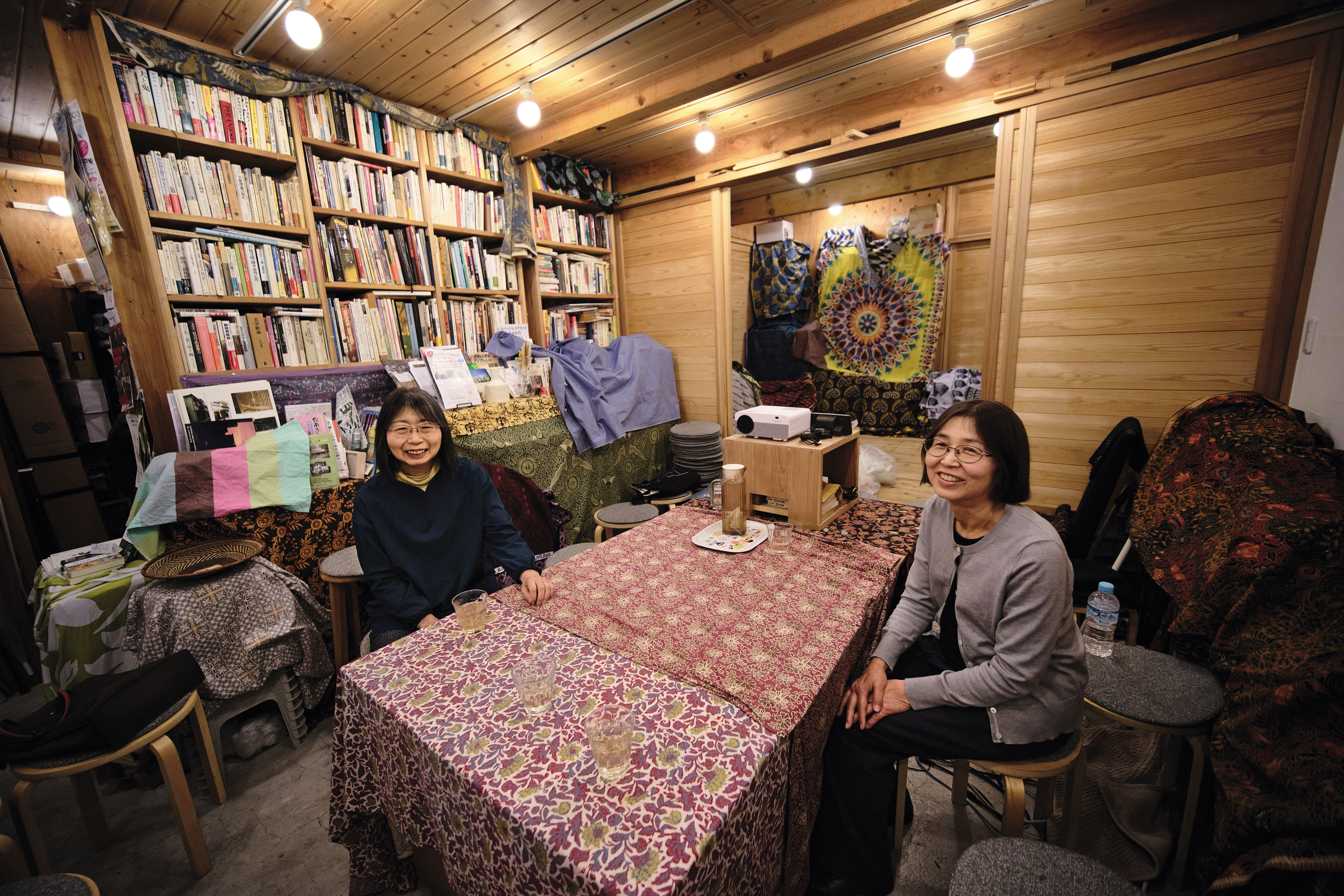 東京市民小林晶子（右）和植松明子（左），籌劃核電影展放映，希望讓社會持續關注核電議題。