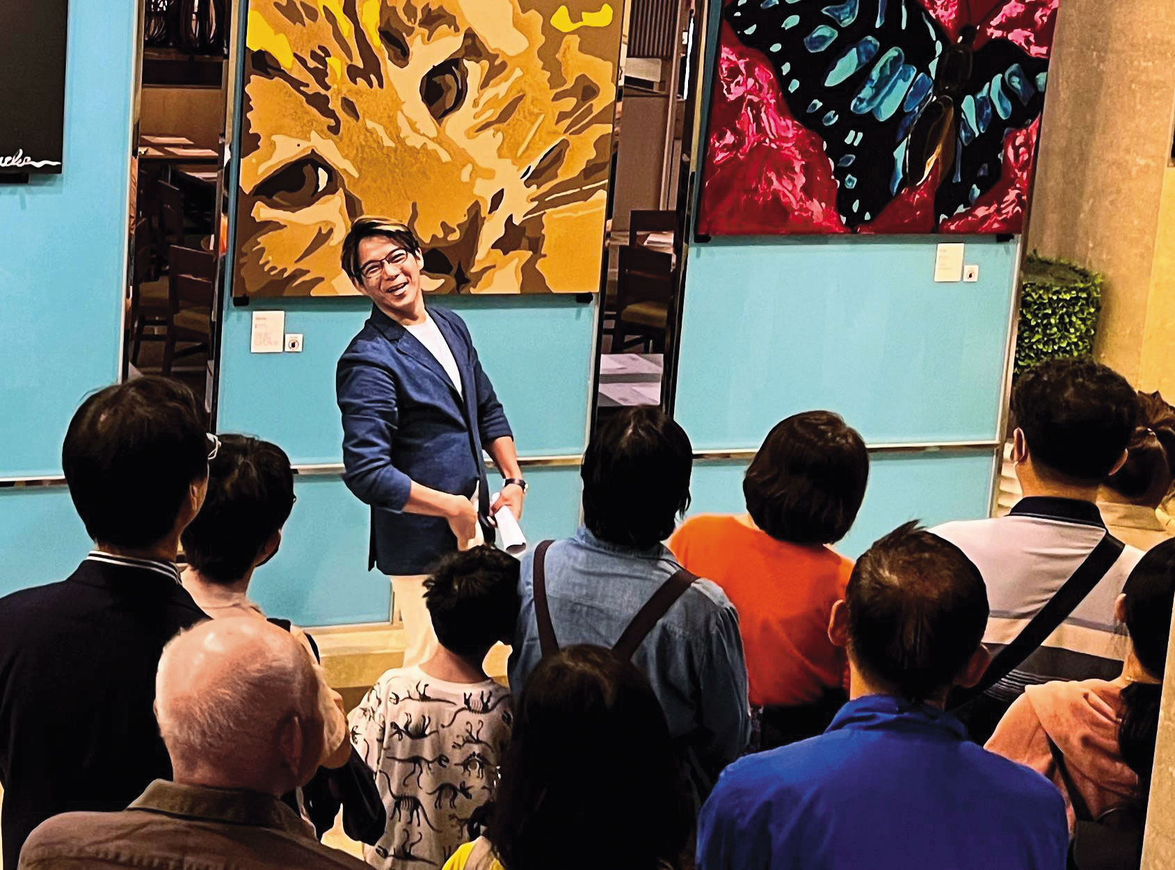 陳子強在台東辦公益畫展，並親自為參觀民眾介紹、導覽。（翻攝陳子強臉書）