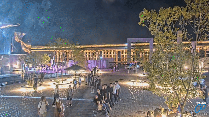 被迫滯留大阪萬博會場內，有些年輕人索性對著直播鏡頭起舞苦中作樂。（翻攝自@Expo2025-Live-Camera YouTube）