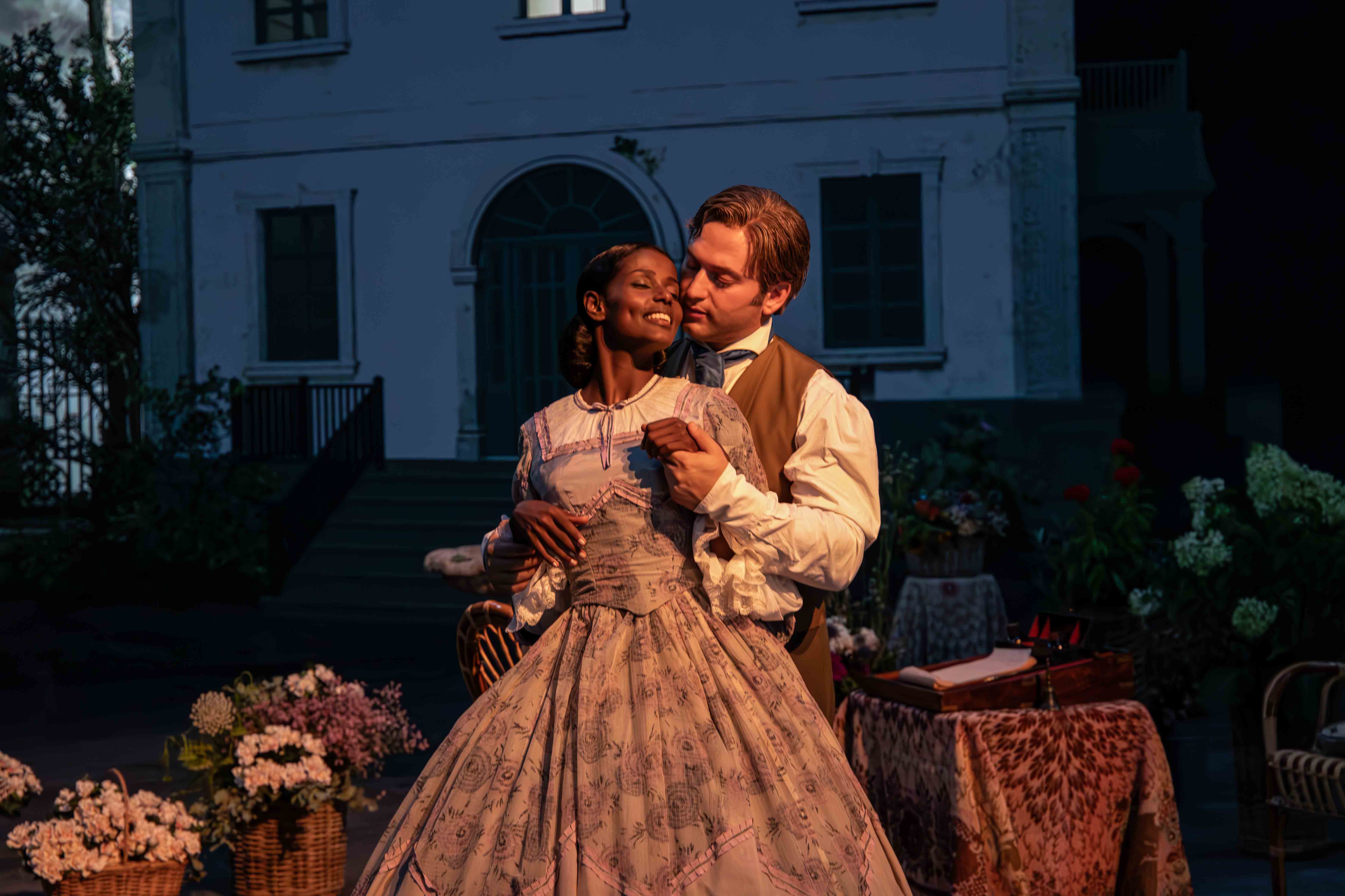 《歌劇生死戀》由男高音范倫蒂諾布札（右）和女高音瑪麗安巴蒂斯泰利（左）飾演靈魂人物奧菲斯和尤麗狄絲。（天馬行空提供）