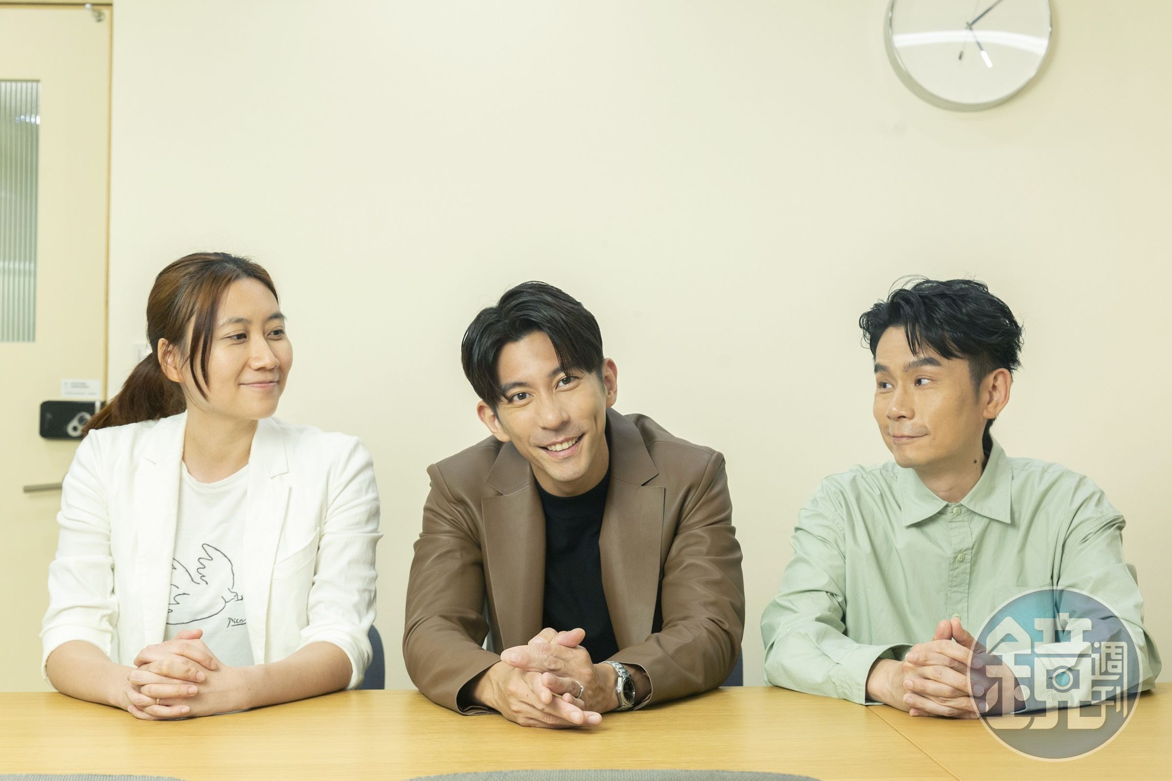 修杰楷（中）在《此時此刻》中演員身兼製作人，明年將啟動製作的新戲。（右：總編劇杜政哲、左：導演黃綺琳）