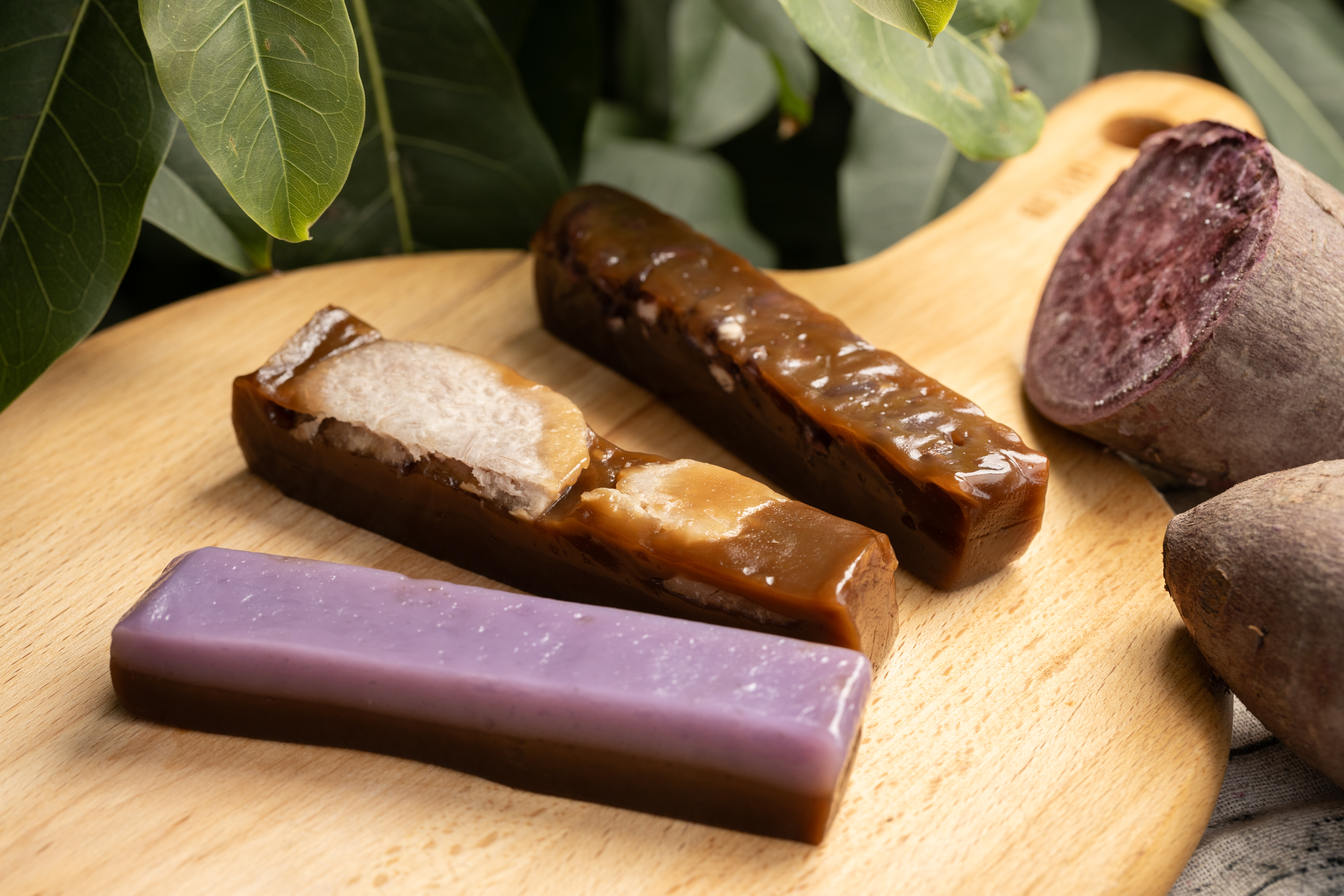 除了原味，使用新鮮「紫地瓜」 （前）、「芋頭」（中）與「紅豆」（後）製作的雙糕潤都是人氣之選。（皆12元／個）