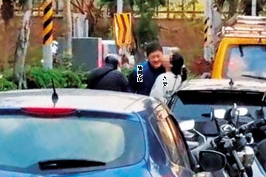 陳思銘與A妻被徵信社拍到多次幽會，2人互動非常親密。（讀者提供）