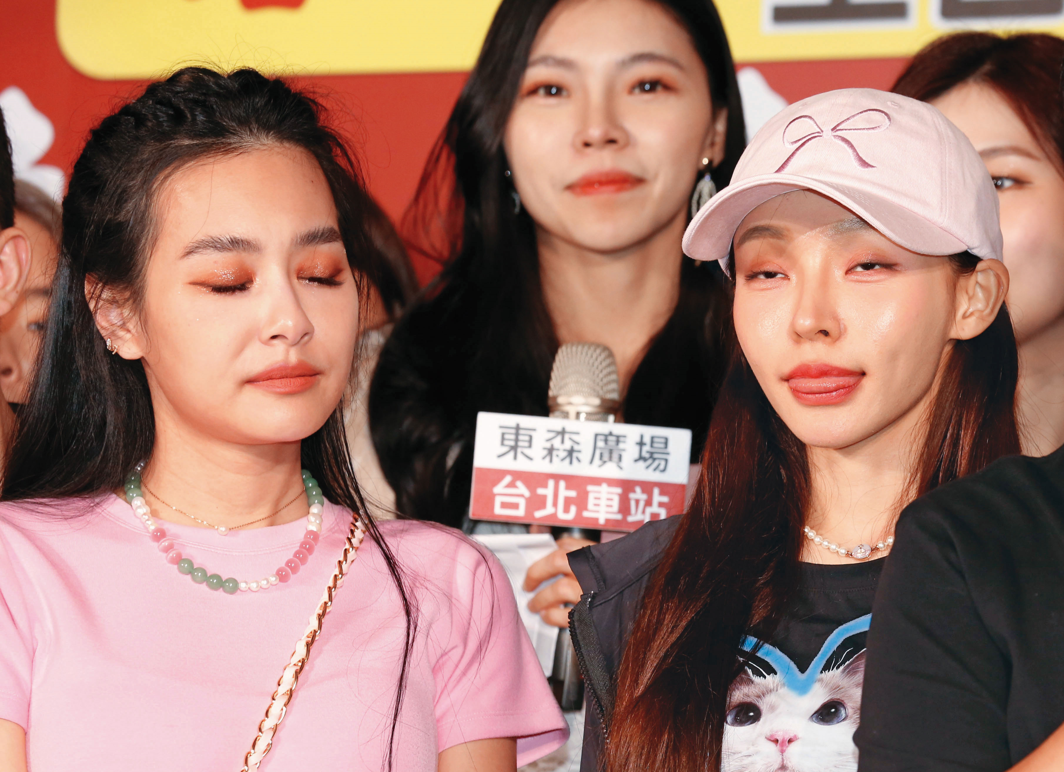 林襄（右）「呆若Muji」想睏，而王思佳（左）閉目養神…想著代購A貨香奈兒又漲價了吧？（誤）