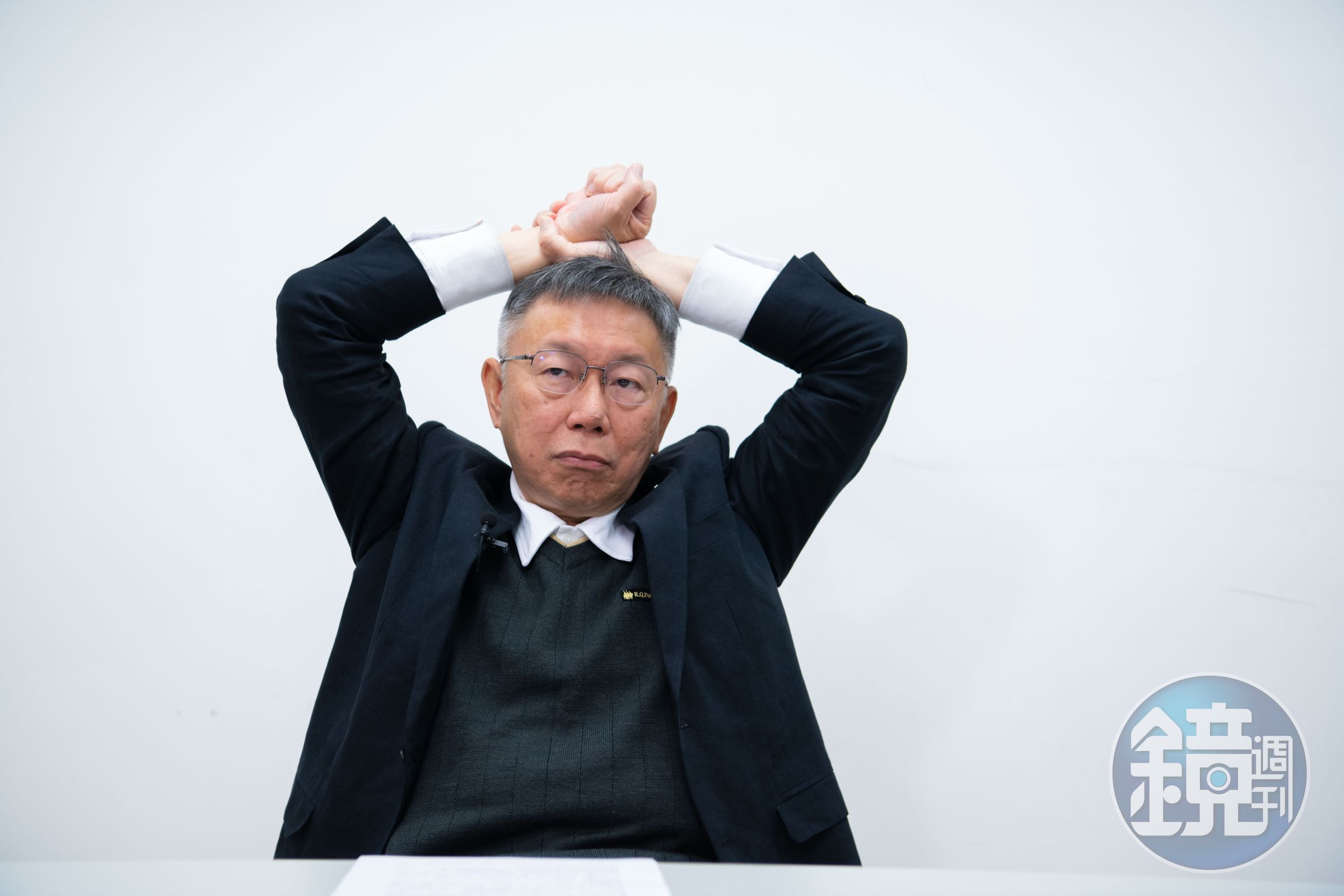 選前柯文哲接受專訪，那是首次政見發表會隔日，但他未見疲態，侃侃而談他的對中和對美政策，批藍打綠。