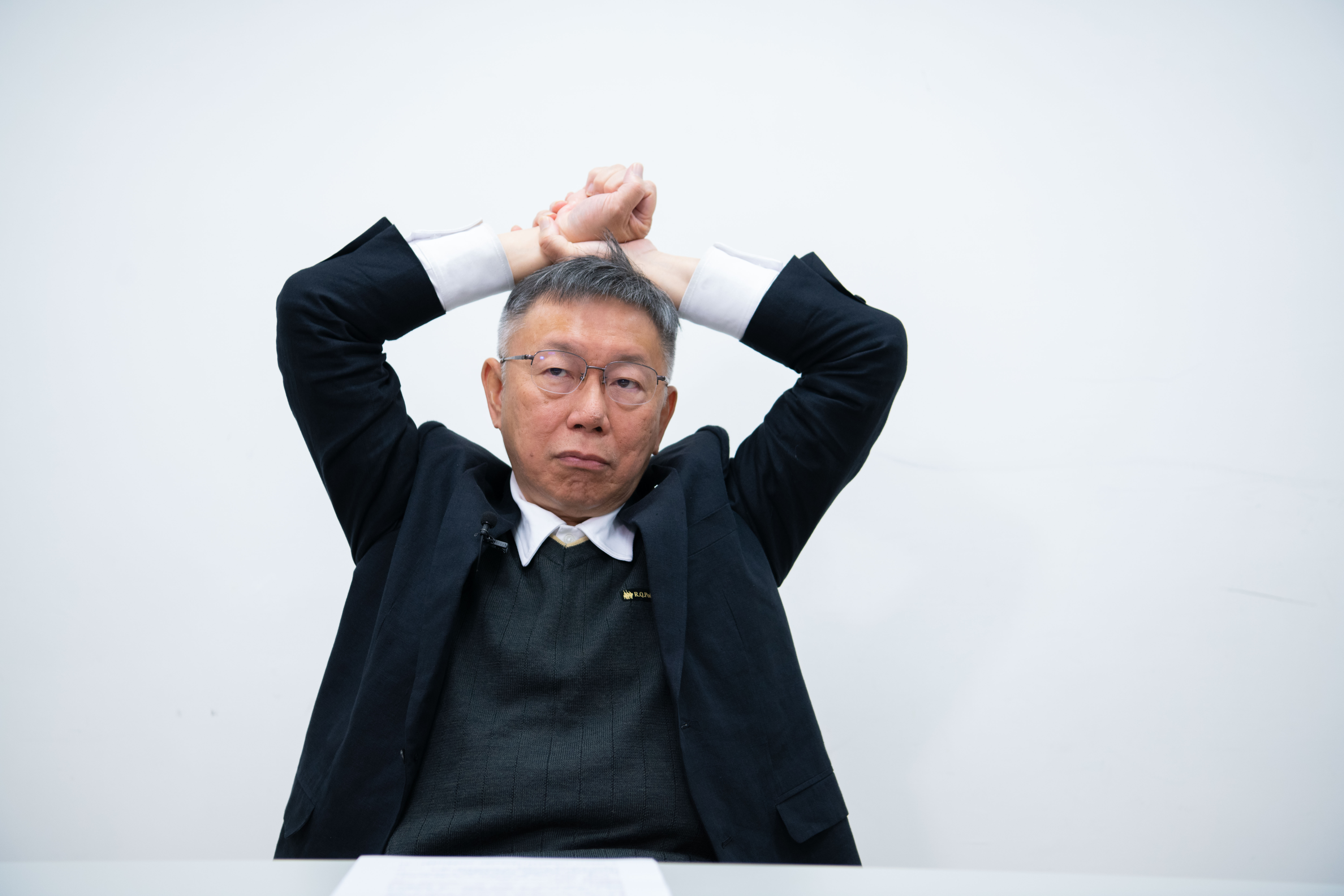 選前柯文哲接受專訪，那是首次政見發表會隔日，但他未見疲態，侃侃而談他的對中和對美政策，批藍打綠。