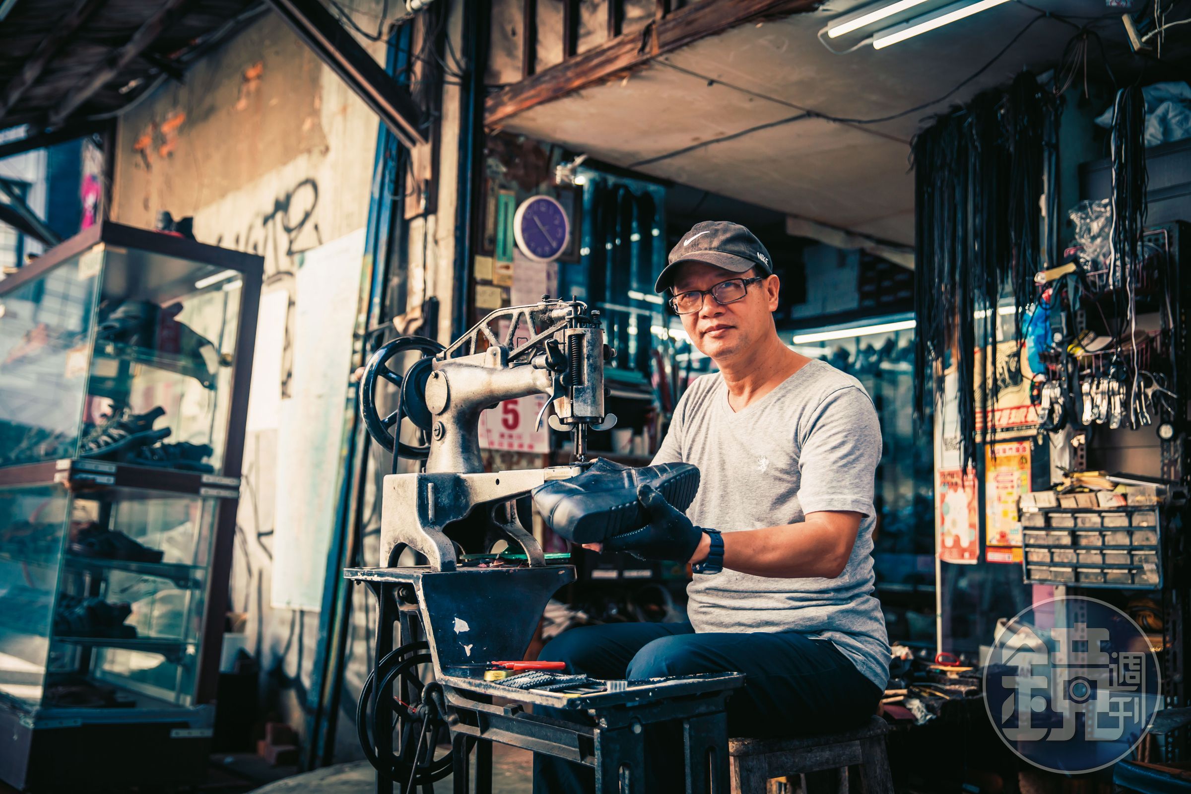 發美皮鞋店第二代高清源15歲就跟隨父親學製鞋，老店裡處處是歷史的軌跡，他至今仍沿用父親擺攤時的縫鞋機與工具。