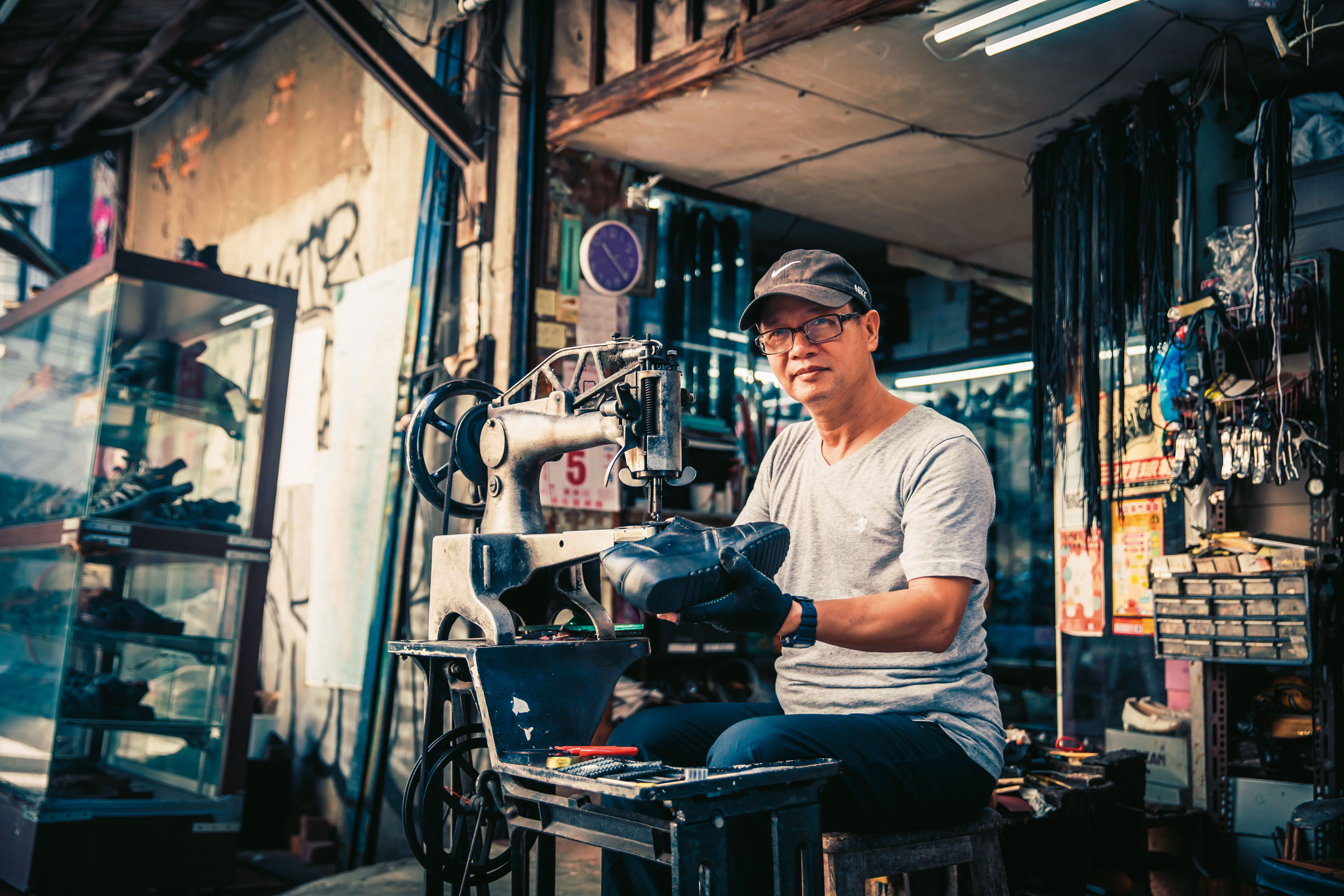 發美皮鞋店第二代高清源15歲就跟隨父親學製鞋，老店裡處處是歷史的軌跡，他至今仍沿用父親擺攤時的縫鞋機與工具。