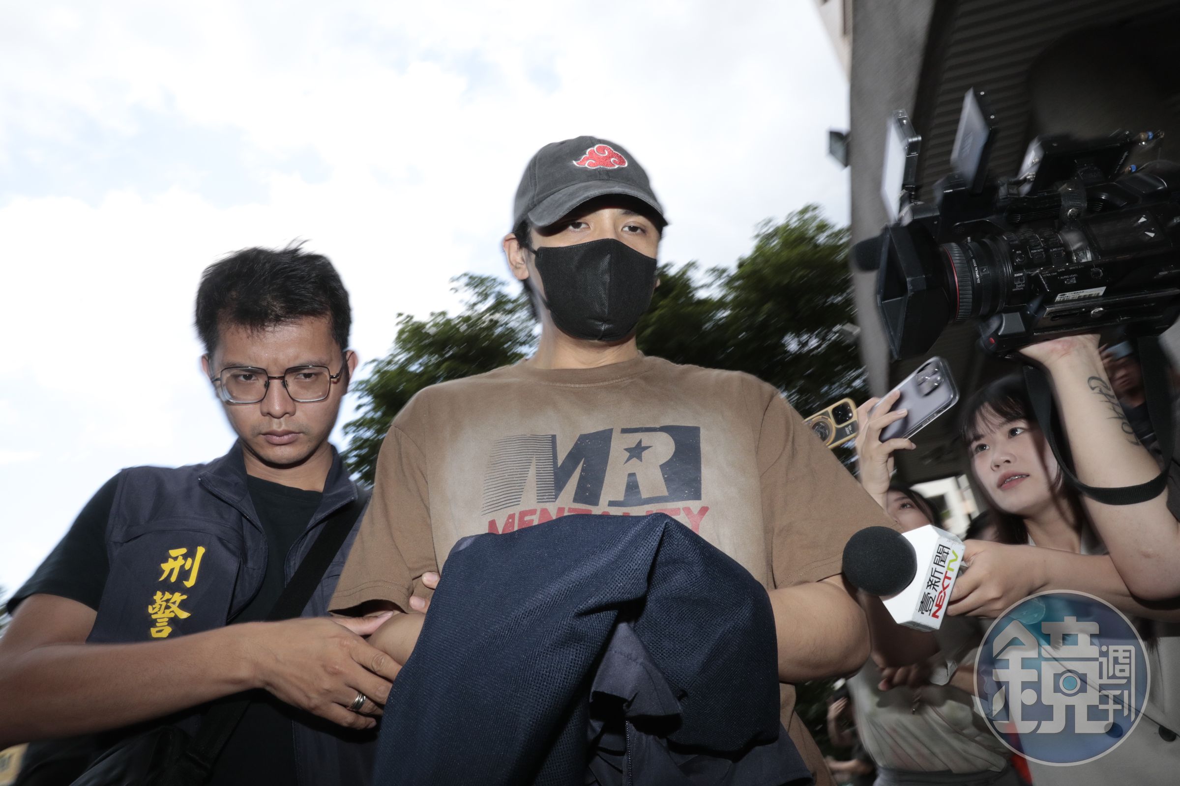 藝人陳零九涉嫌閃兵,今日下午遭拘提到案,檢方晚間複訊後諭令30萬元交保。