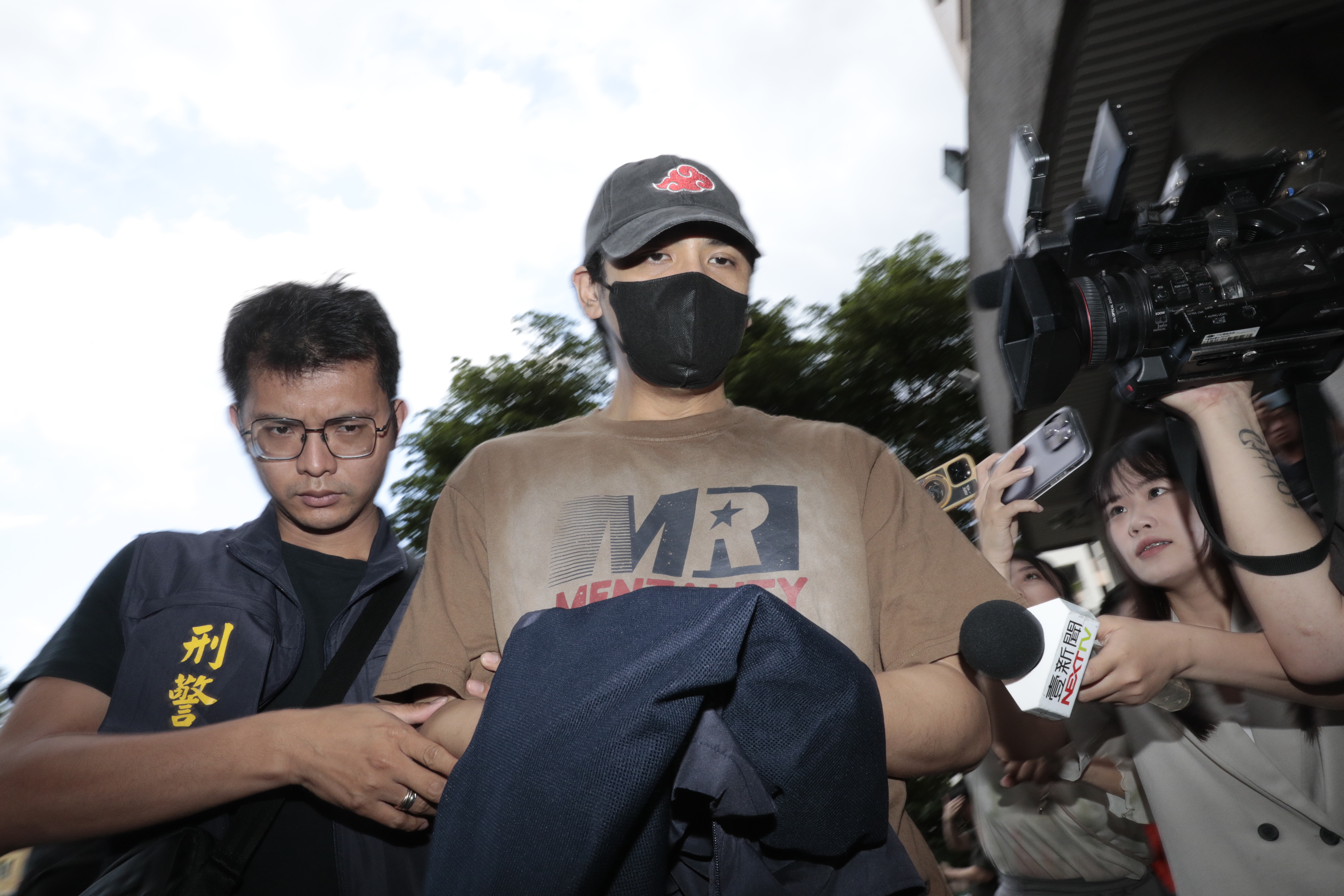 藝人陳零九涉嫌閃兵，今日下午遭拘提到案，檢方晚間複訊後諭令30萬元交保。