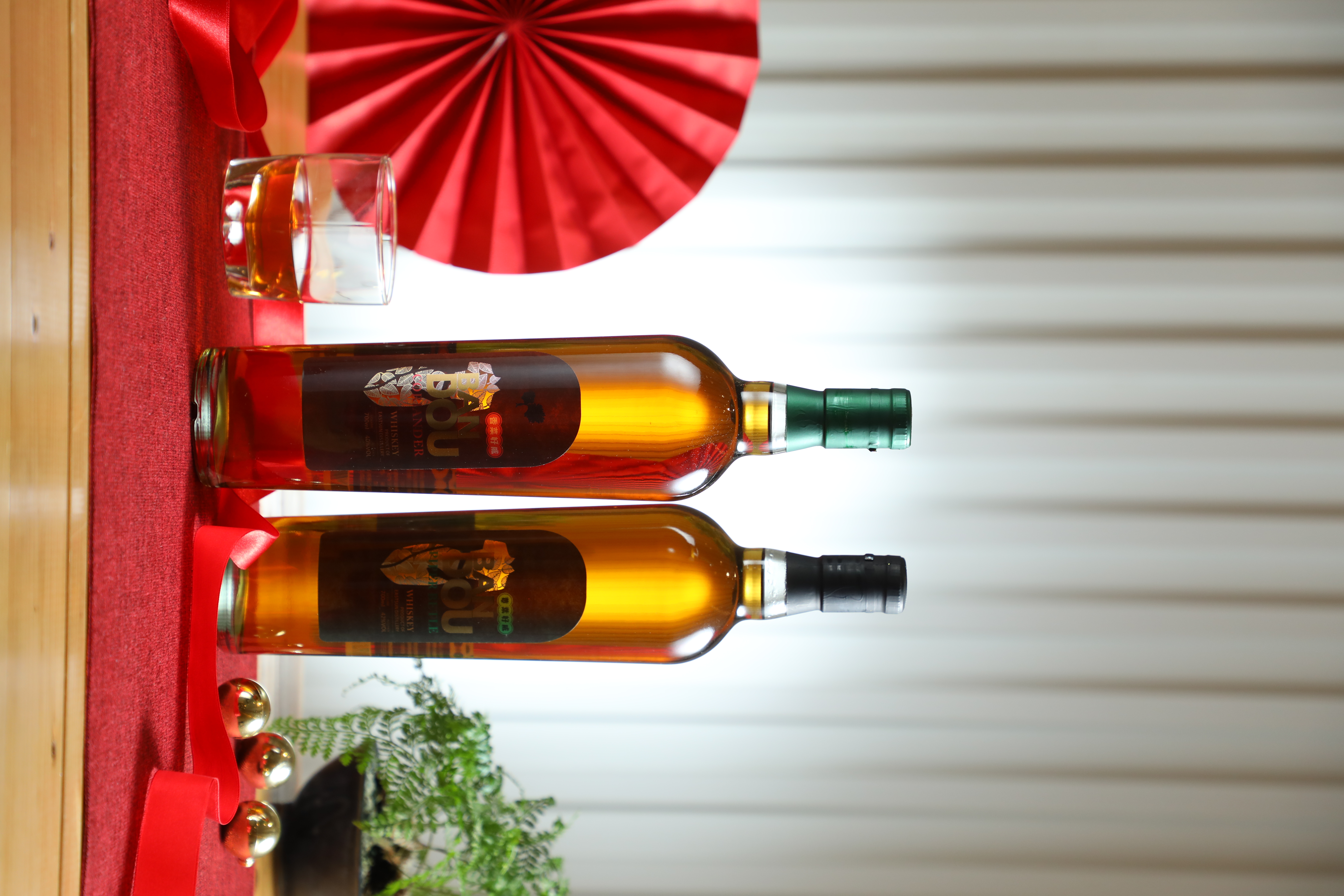 東太陽製酒的獵風蒸餾酒系列，將蔞葉與香菜製成台味十足的威士忌「蔞葉好威」（右）與「香菜好威」（左）。（1,250～1,350元／瓶）