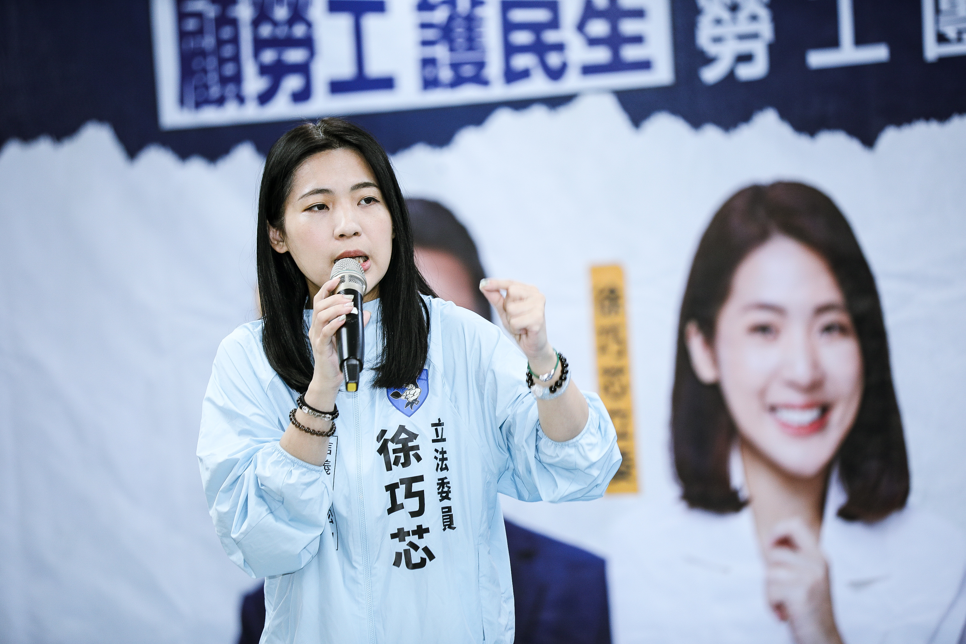 徐巧芯今po文嗆賴清德，如果什麼都要韓國瑜來做，「乾脆把總統讓給韓國瑜做！」（鏡報鄒保祥攝）