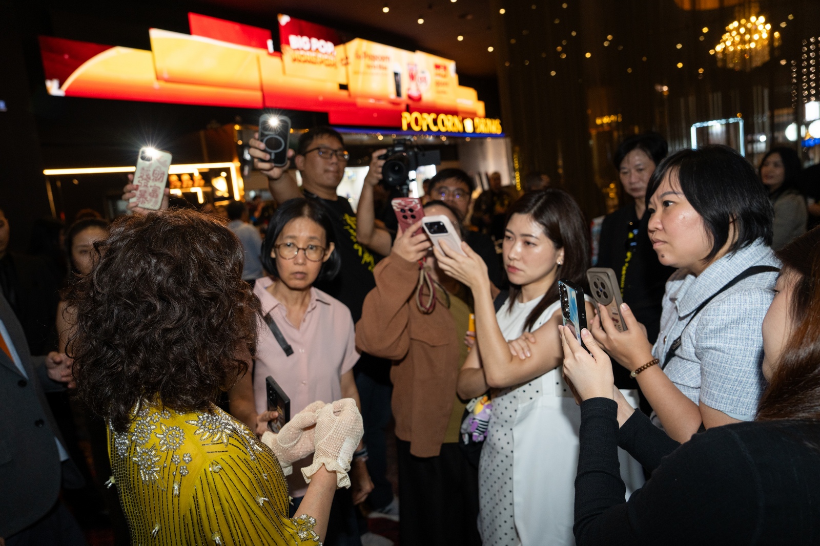 不少泰國粉絲前來應援，並在電影結束放映後圍著何超拍照。（852Films提供）
