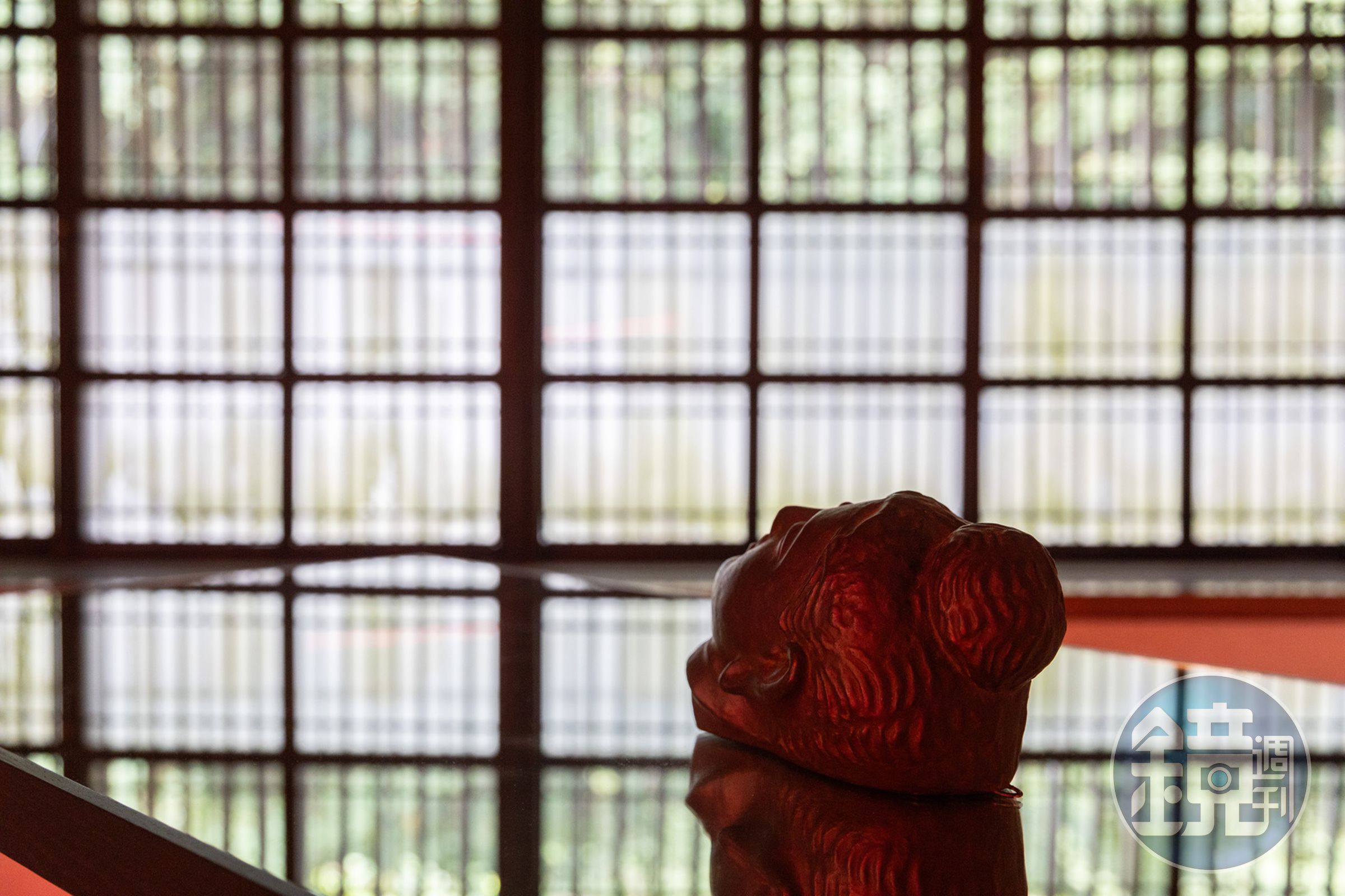 日本藝術家澤拓將其祖母的遺物放入作品中，呼應採金的百年歲月。