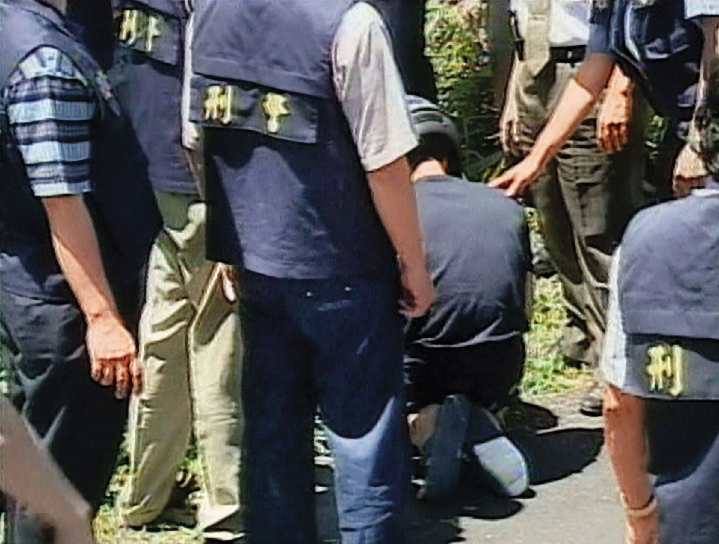 沈男帶著專案小組前往棄屍的富德公墓，當場對著錢女乾枯的大體下跪痛哭。（東森新聞提供）