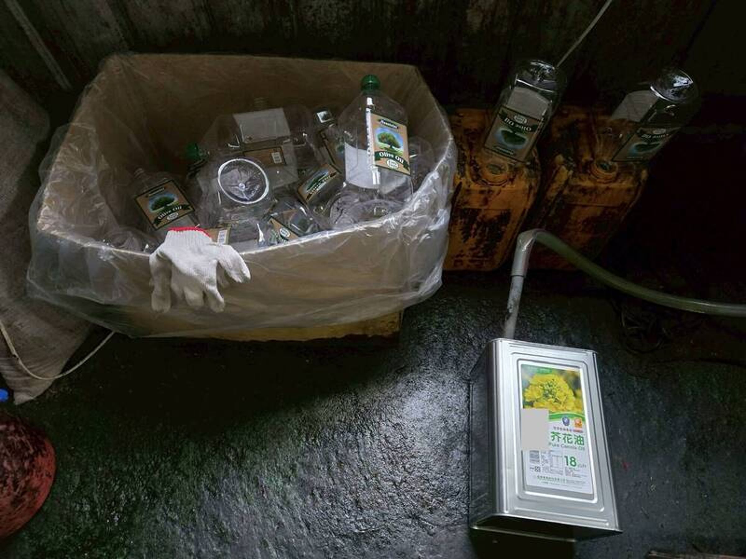 調查局嘉義市調查站破獲芥花油混充進口橄欖油案件，發現黑心業者以此方式欺騙消費者，獲利金額高達1,500萬元。（嘉義市調查站提供）