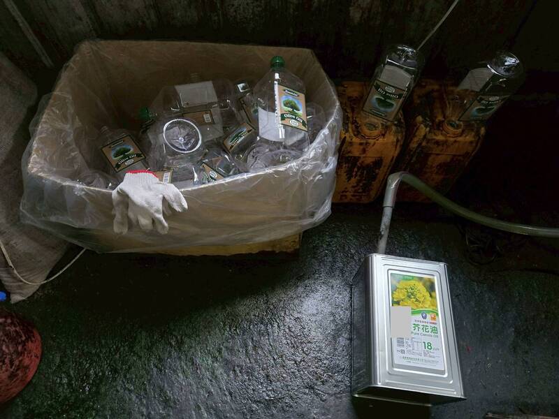調查局嘉義市調查站破獲芥花油混充進口橄欖油案件,發現黑心業者以此方式欺騙消費者,獲利金額高達1,500萬元。(嘉義市調查站提供)