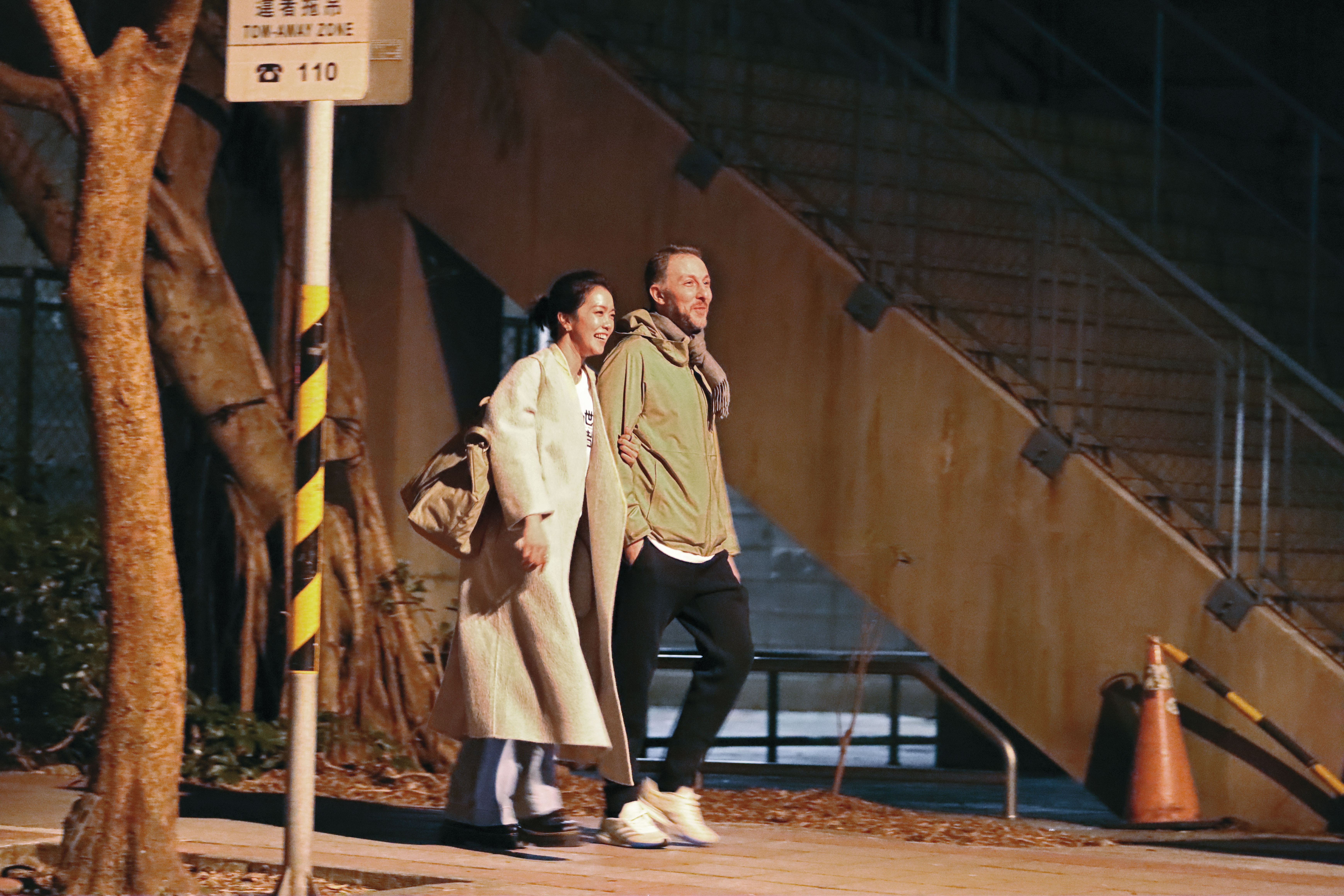 2/19 01：00 兩人從台北東區走到民生社區，一路上手都沒有放開過。