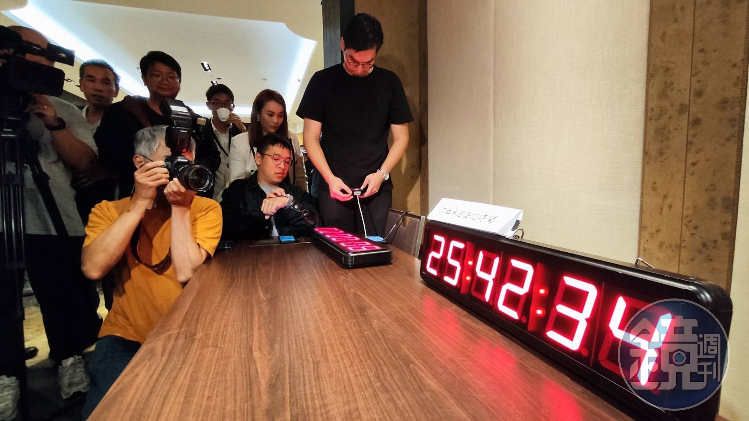 郭辦在君悅放置「倒數鐘」。