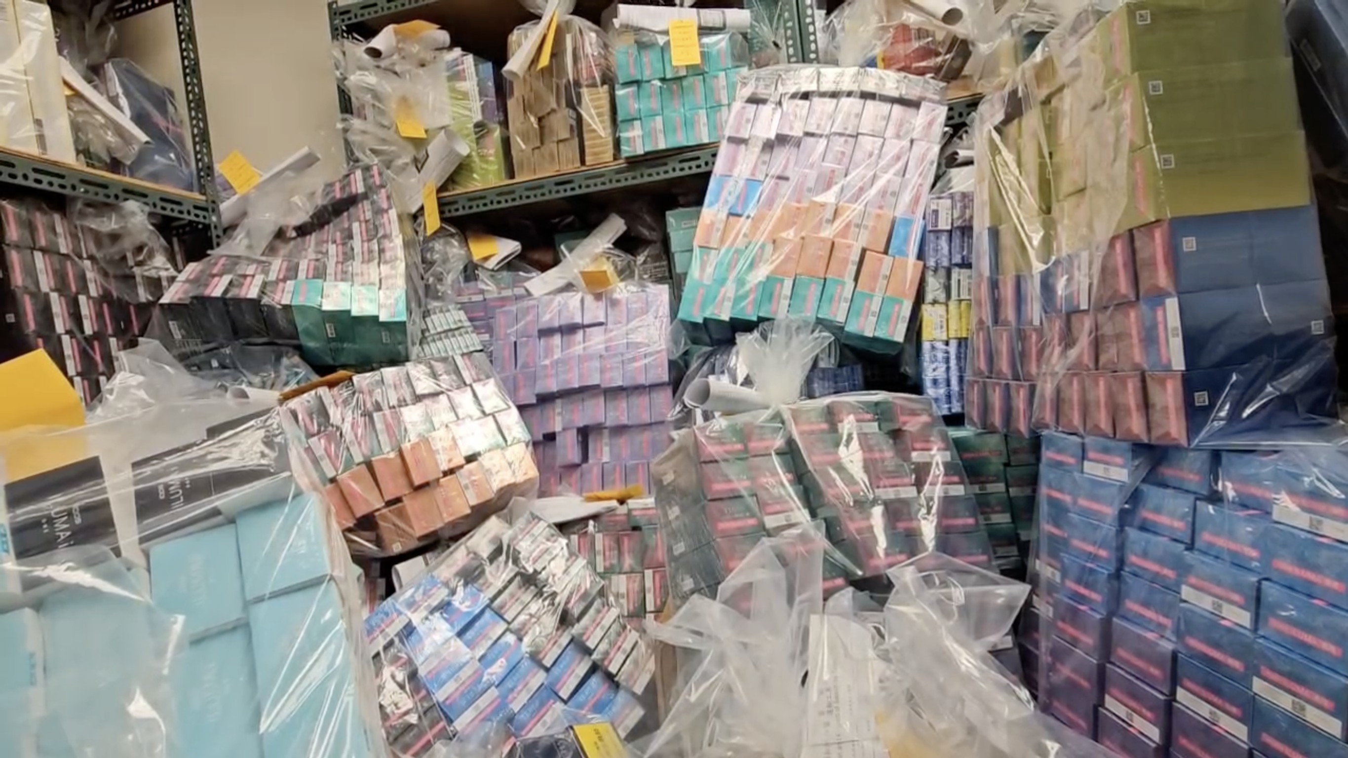 加熱菸仍無法依法上市，民眾攜帶入境被查扣，數量多到已經塞爆機場海關儲藏室。（黃建賓辦公室提供）